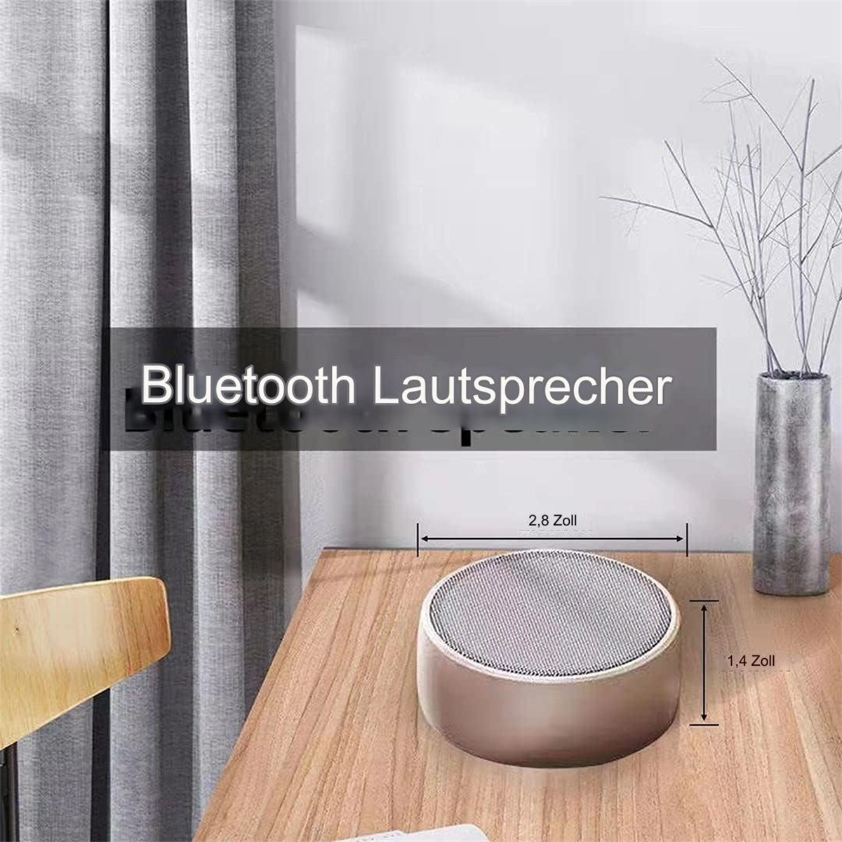 Ein runder, silberner Bluetooth-Lautsprecher auf einem Holztisch, mit Text darüber. Abmessungen sind angegeben.