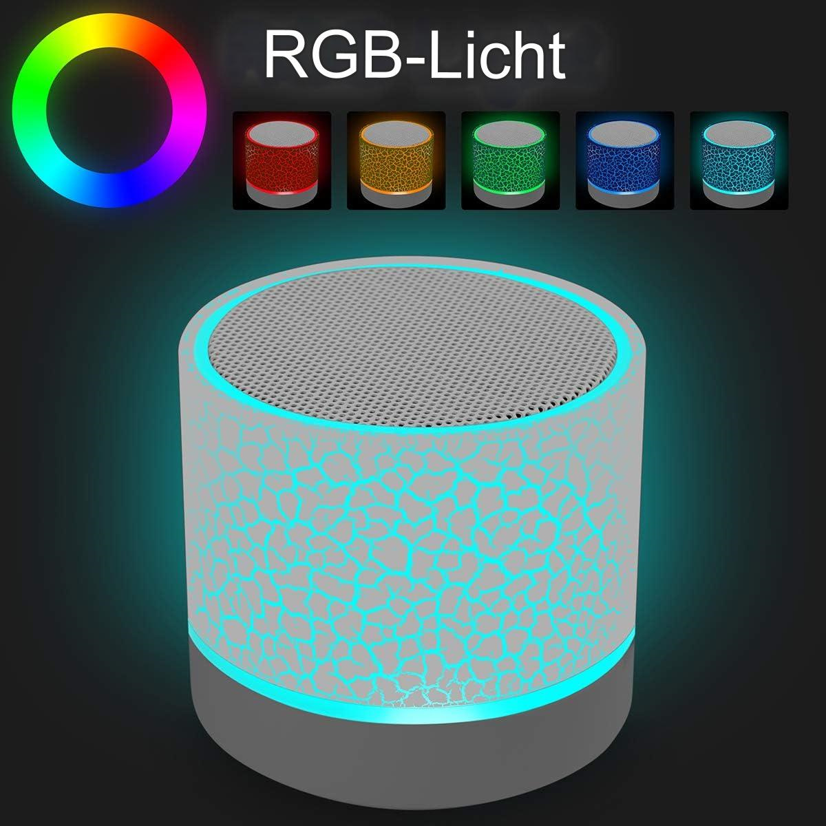 Ein grauer Lautsprecher mit mehrfarbigen RGB-Lichtmustern auf schwarzem Hintergrund.