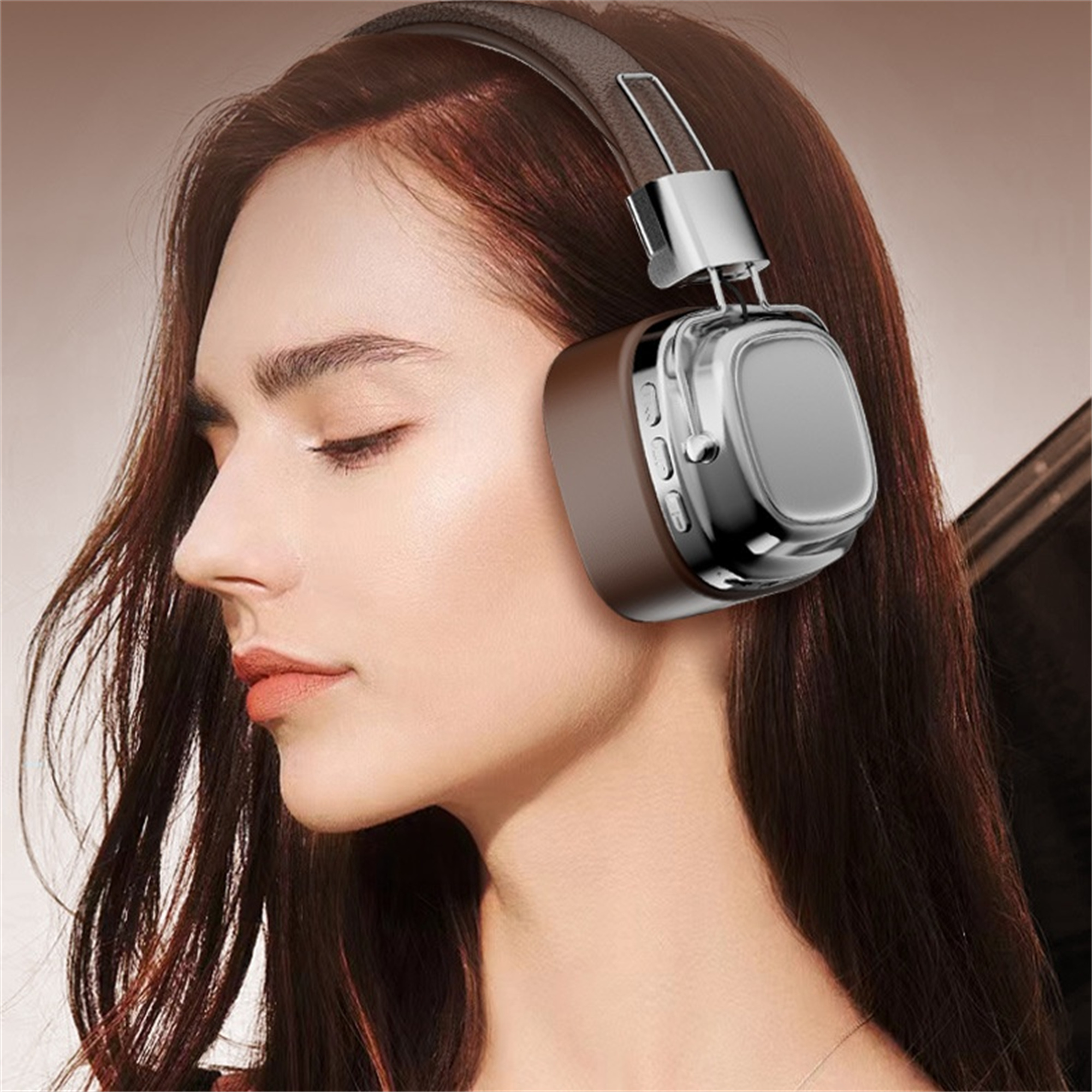 Frau mit Headset in dunklem Braun und Silber, Augen geschlossen, im Profil.