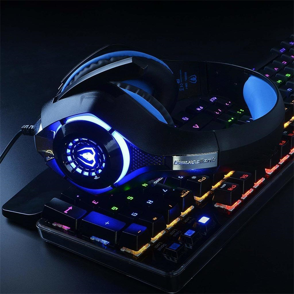 Gaming-Headset auf Tastatur, blaue Lichter, schwarzer Hintergrund.