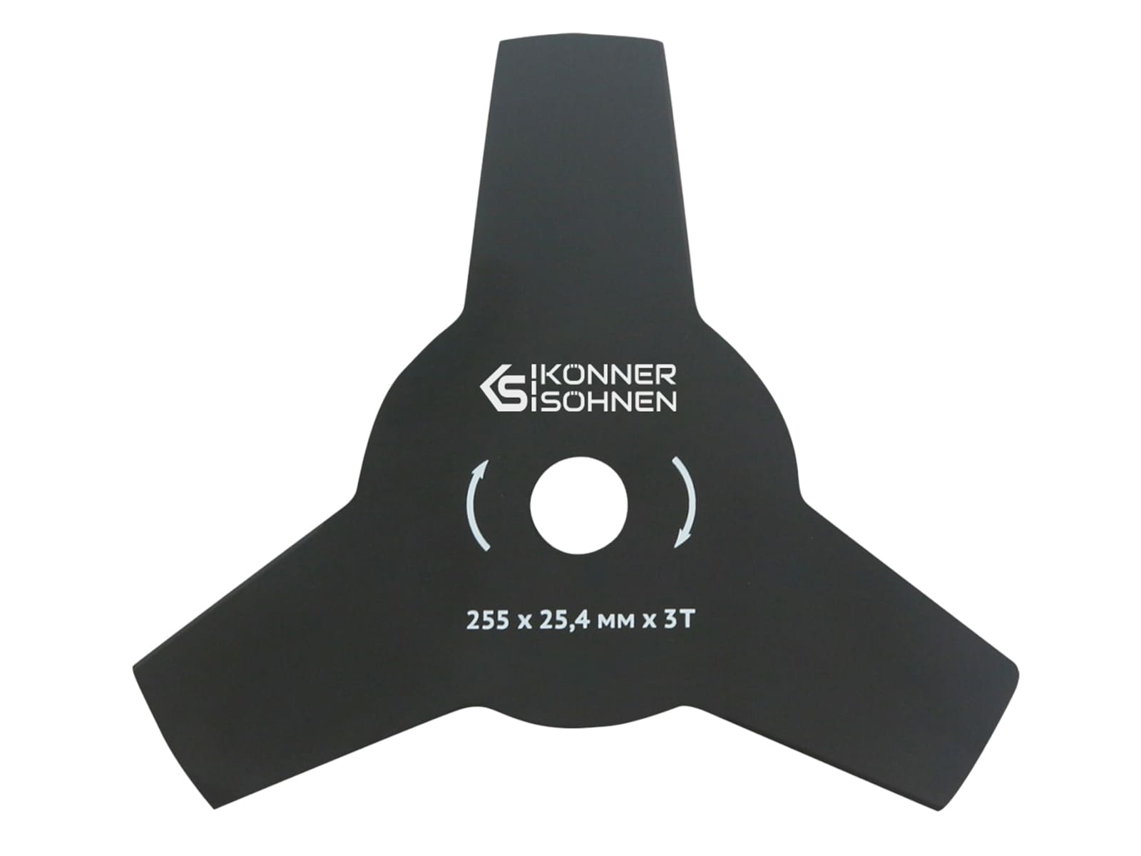 Ein schwarzes Rasenmähermesser aus Metall mit einem zentralen Loch und drei Klingen. Text ist aufgedruckt.