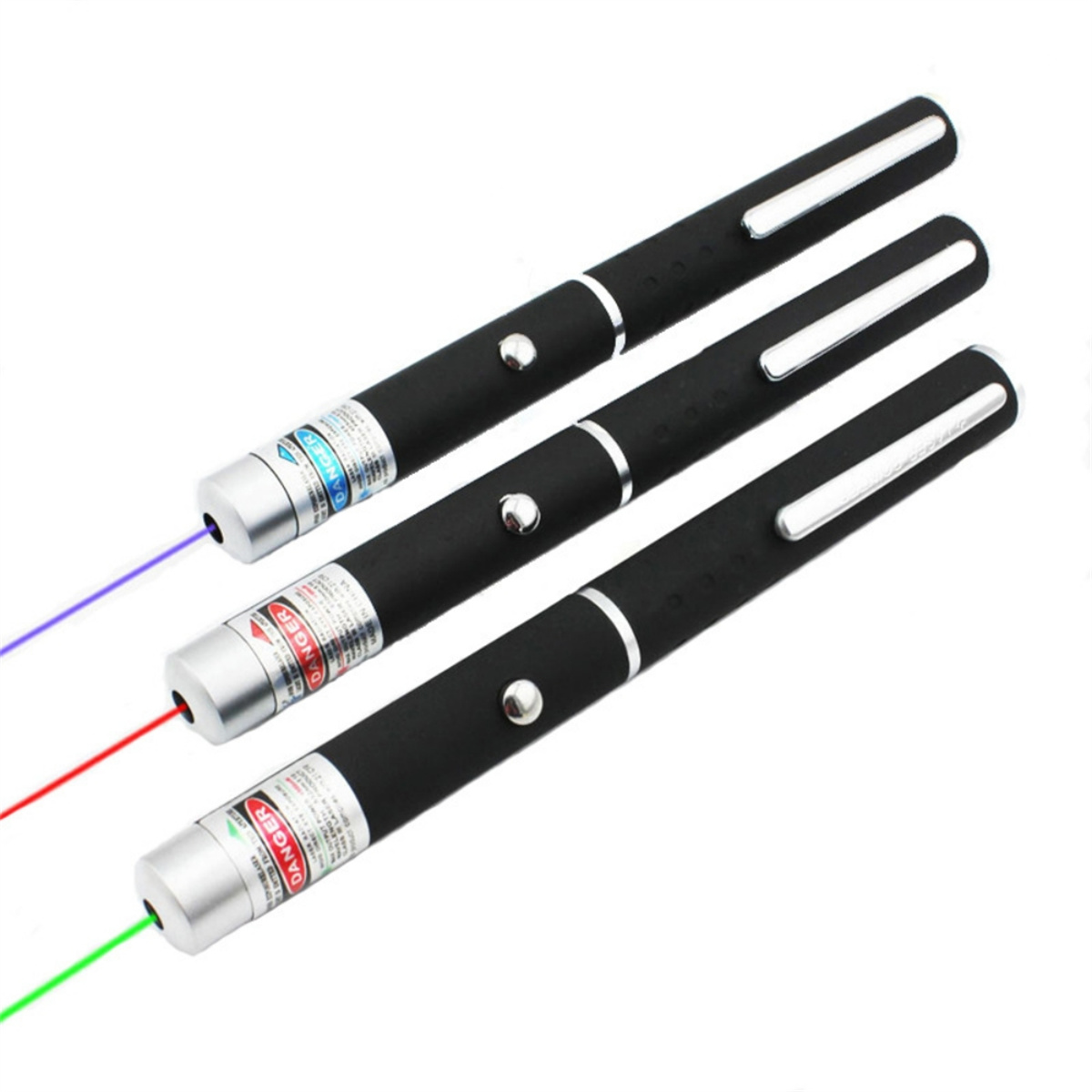 Drei schwarze Laserpointer mit verschiedenfarbigen Strahlen: lila, rot und grün. Weißer Hintergrund.