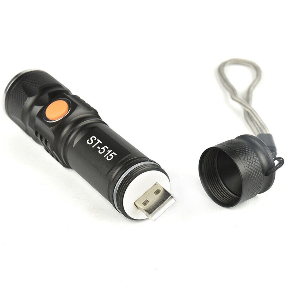 Schwarze Taschenlampe mit orangefarbener Taste und offenem Ende. Ein USB-Ende ist sichtbar. Der Hintergrund ist weiß.