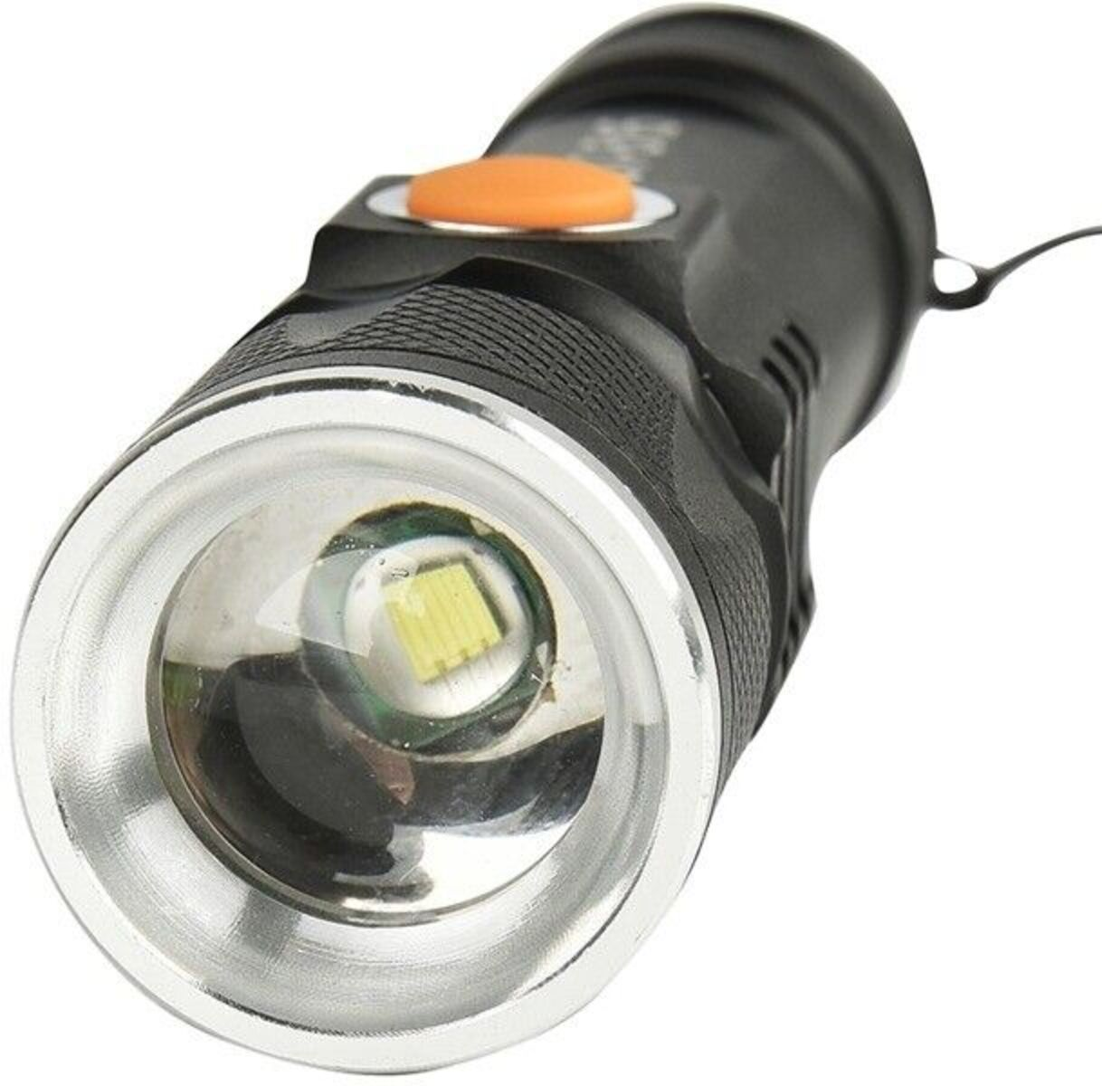 Eine schwarze Taschenlampe mit orangefarbenem Knopf und hellem LED-Licht.