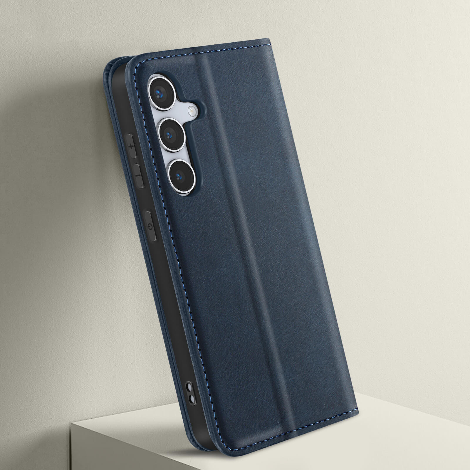 Custodia per telefono in pelle blu aperta, che mostra il telefono con fotocamere. Appoggiata su una superficie chiara.