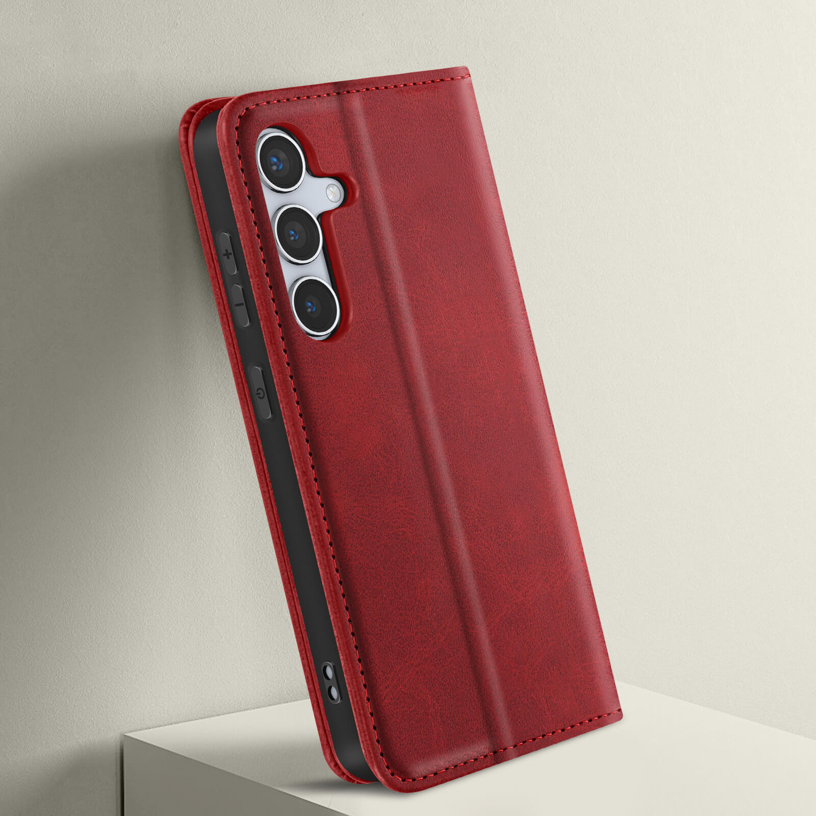 Custodia rossa per telefono con telefono all'interno, su una superficie bianca.