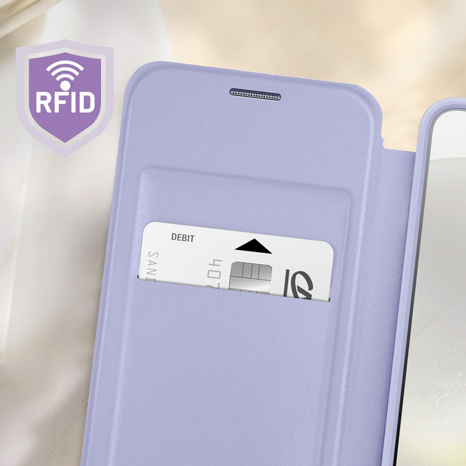 Una custodia per telefono viola con protezione RFID e una carta di credito. Sfondo bianco.