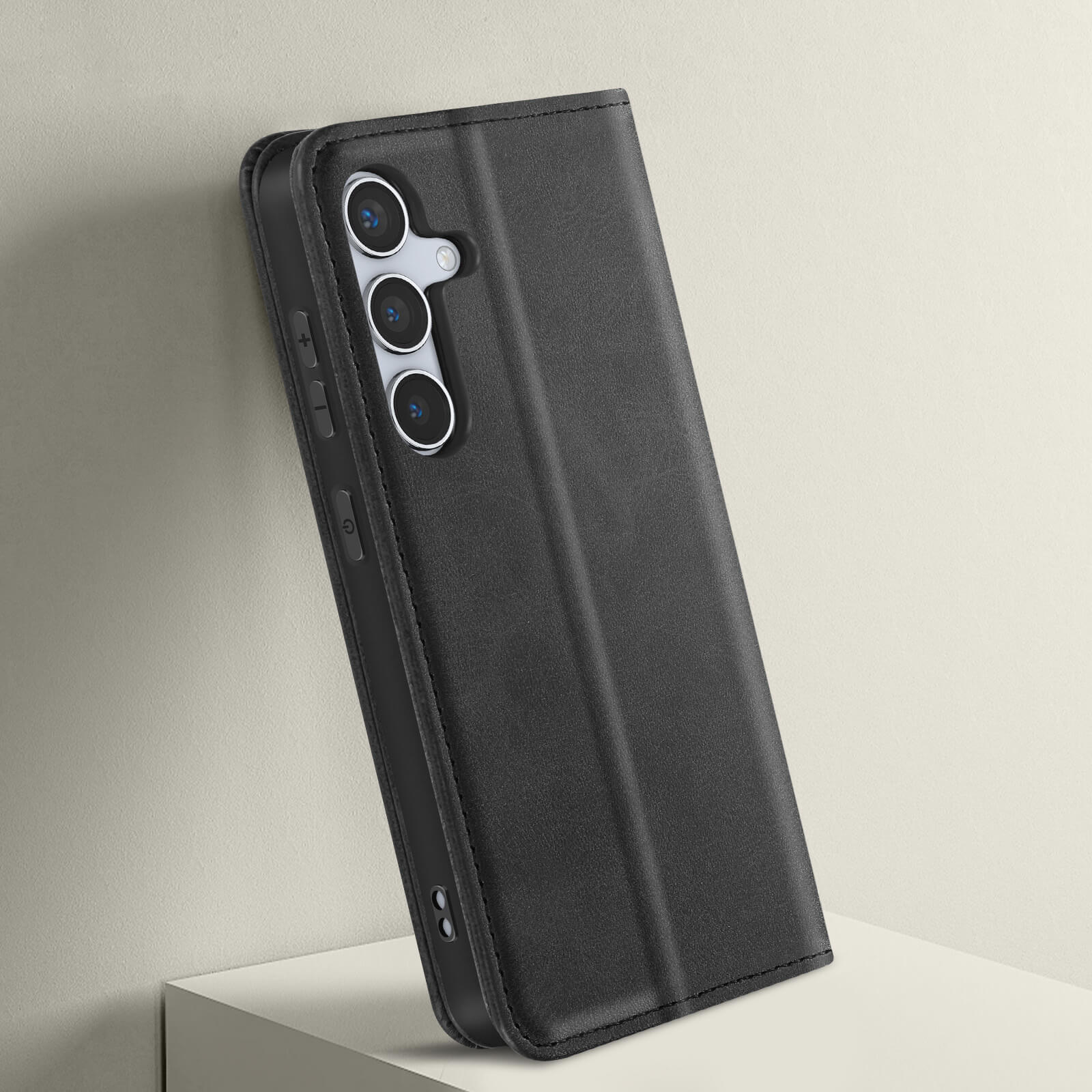 Custodia nera per telefono con tre obiettivi per fotocamera. La custodia è su una superficie bianca.