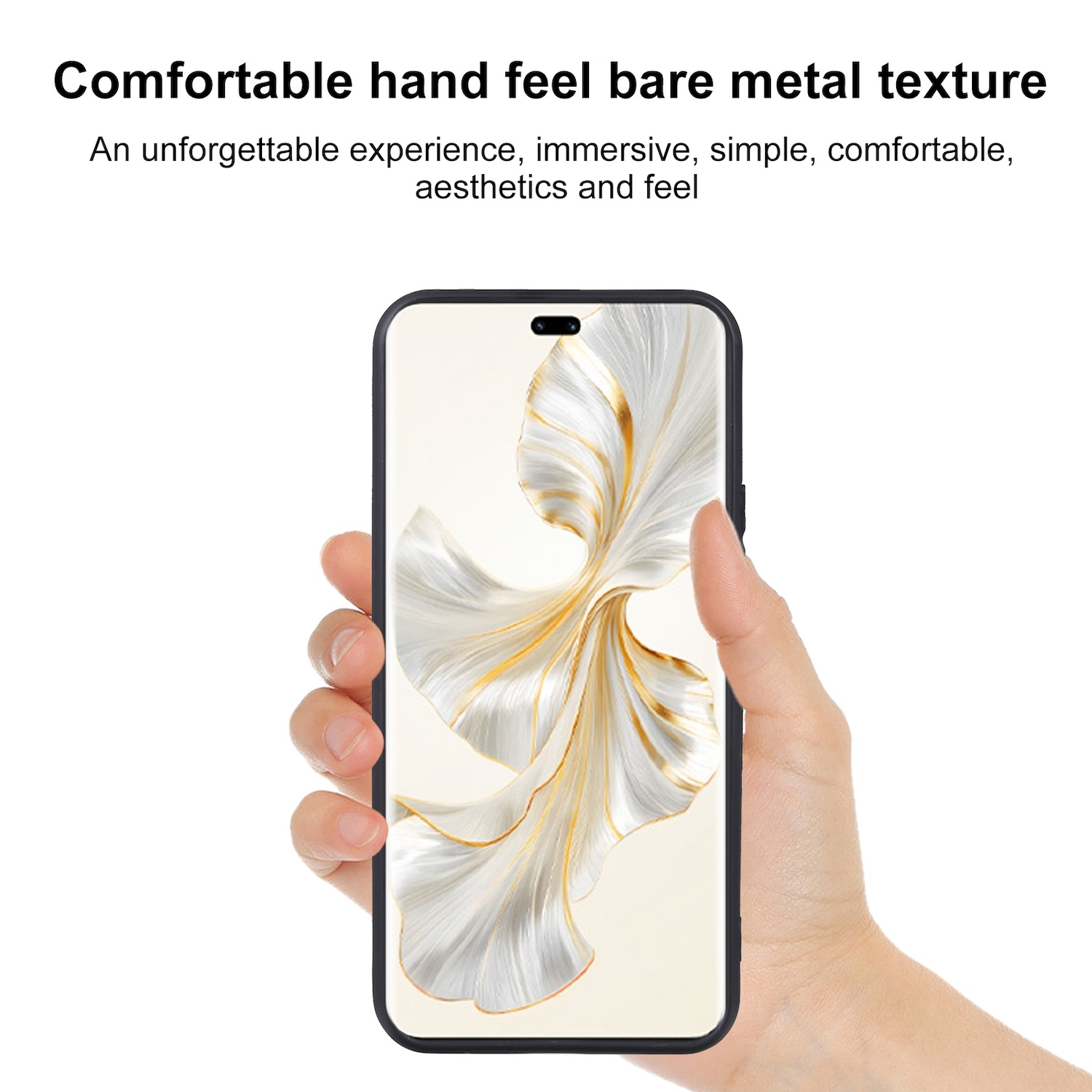 Hand, die ein schwarzes Smartphone hält, mit weiß-goldenen, abstrakten Design auf dem Bildschirm, vor weißem Hintergrund.