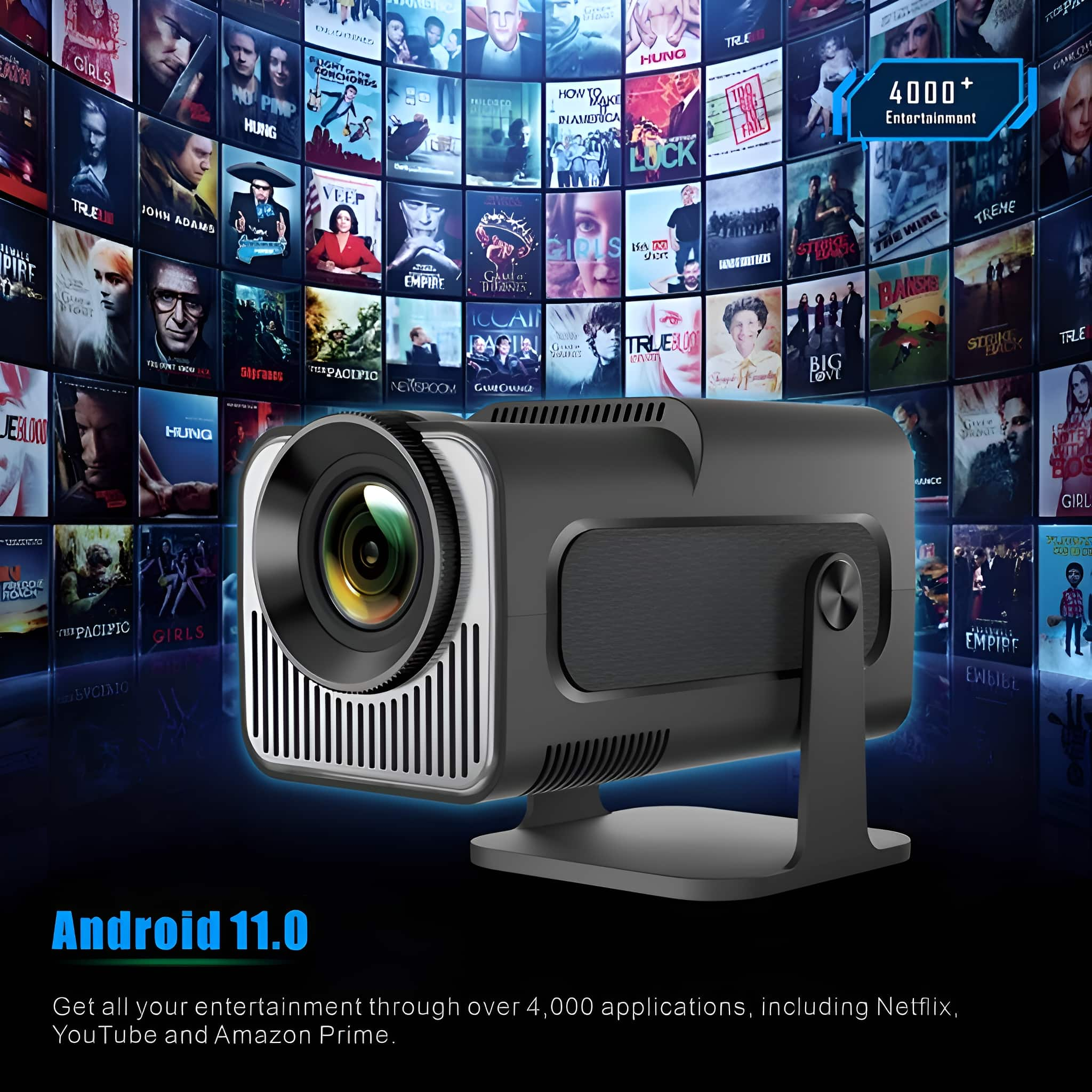Ein schwarzer Projektor mit einem Ständer, der auf eine Wand mit Filmplakaten projiziert. Android 11.0 ist geschrieben.