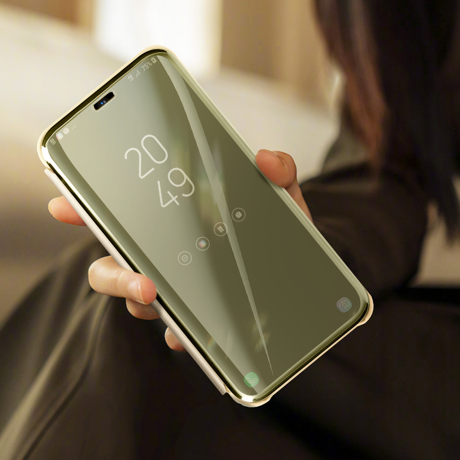 Hand, die ein Telefon mit einem gespiegelten Bildschirm hält, der die Uhrzeit 20:49 anzeigt.