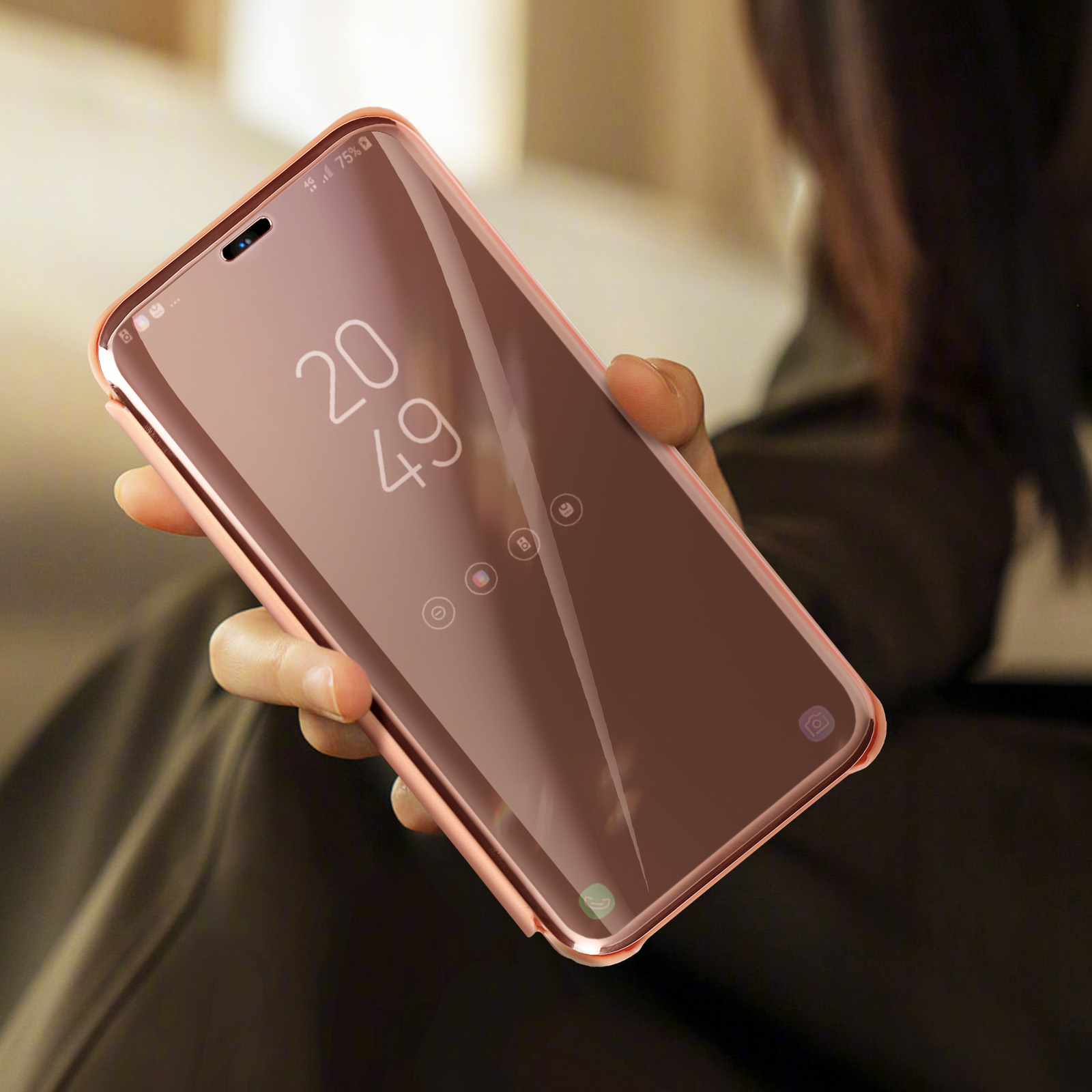 Una mano che tiene un telefono oro rosa con l'ora 20:49 sullo schermo.