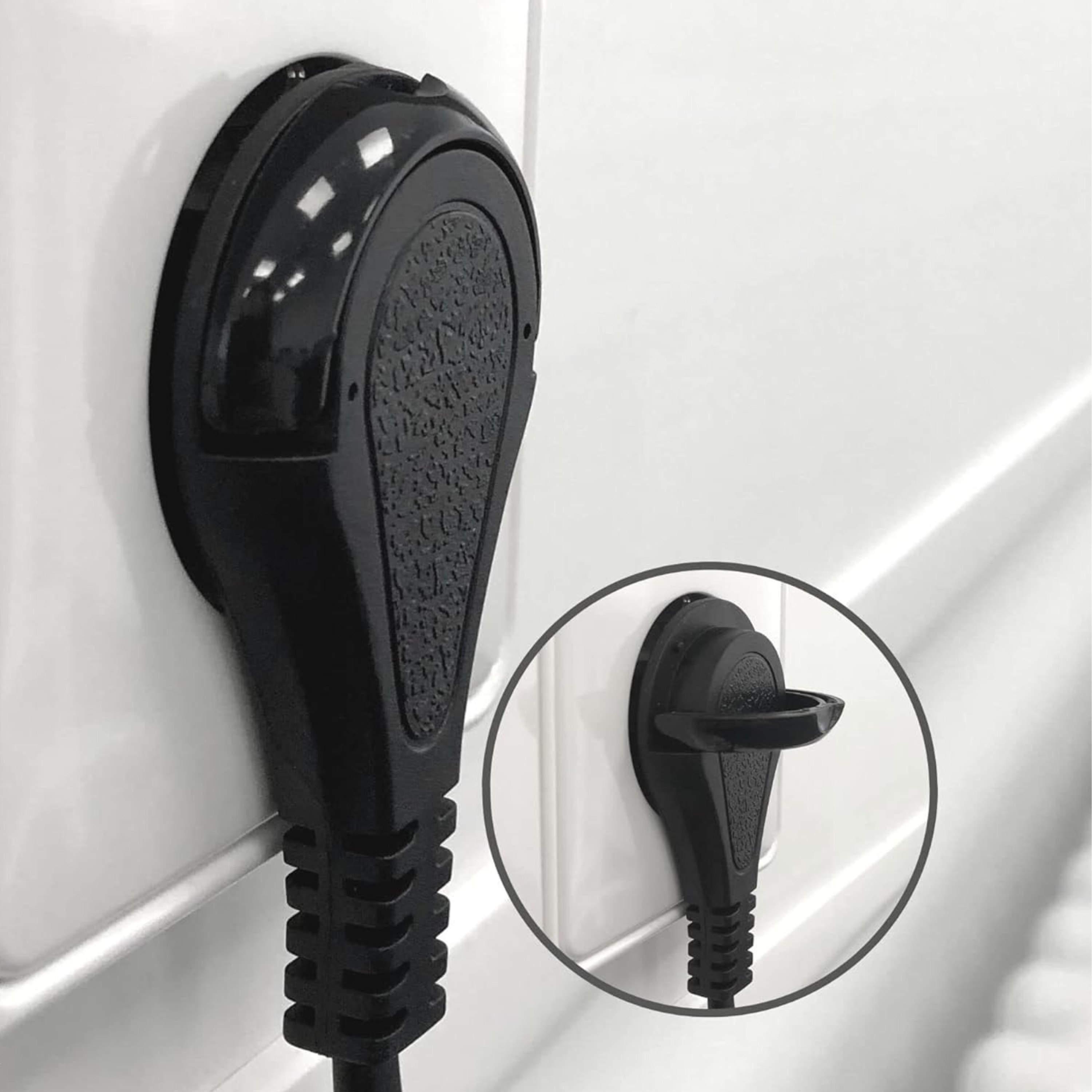 Schwarzer Netzstecker und Steckdose. Stecker im Fokus, Steckdose in einem Kreis dargestellt. Weißer Hintergrund.