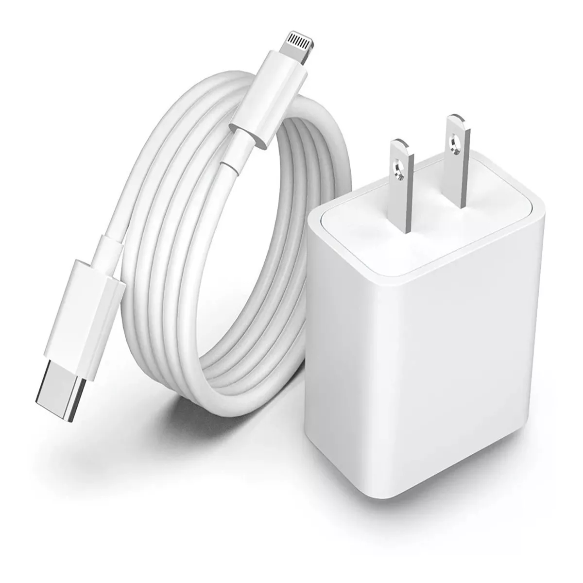 Weißes Telefonladegerät mit weißem Ladekabel. Beide befinden sich auf weißem Hintergrund.