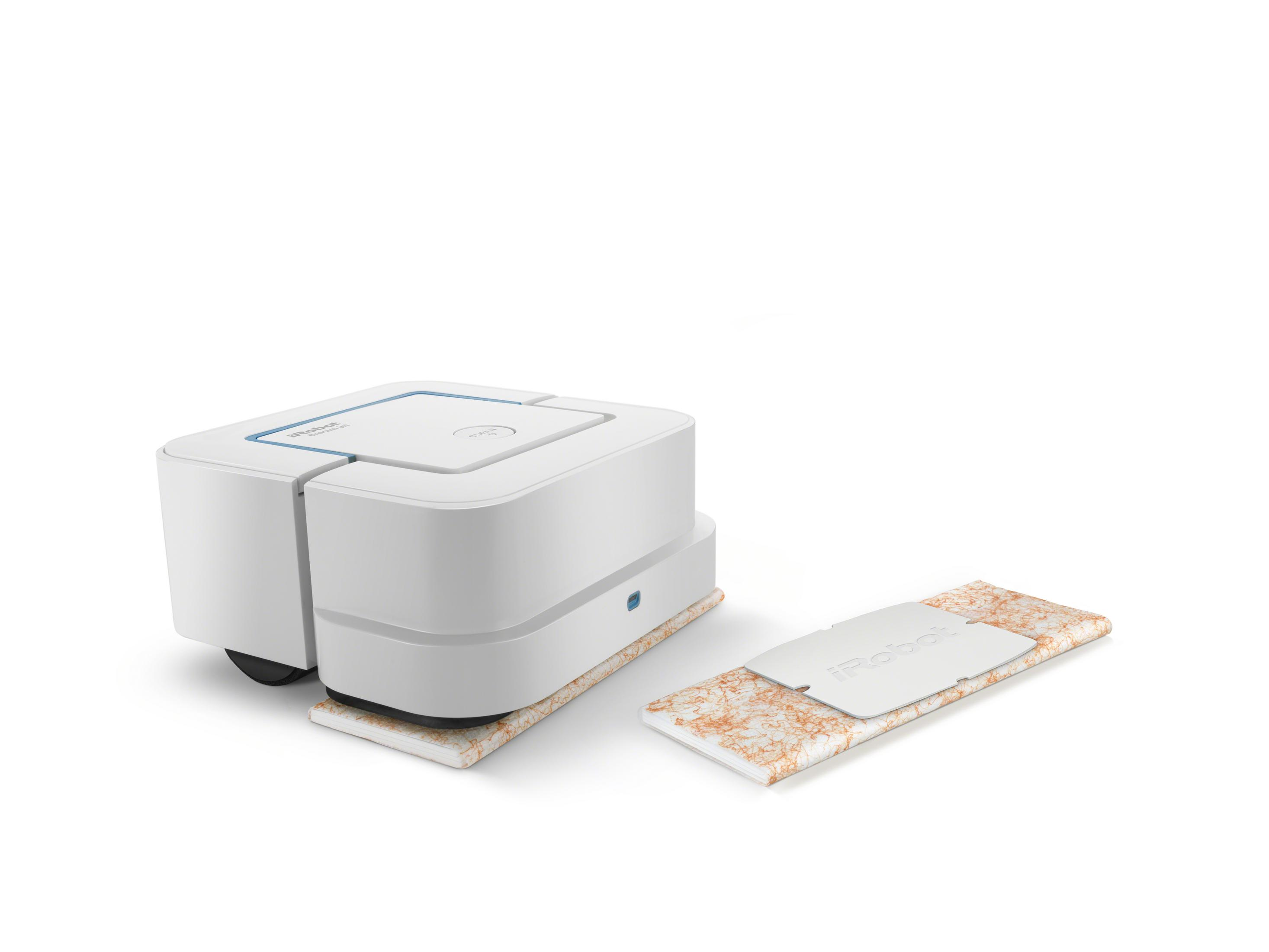 Un pulitore iRobot bianco con un panno per la pulizia e un altro a destra, il tutto su sfondo bianco.