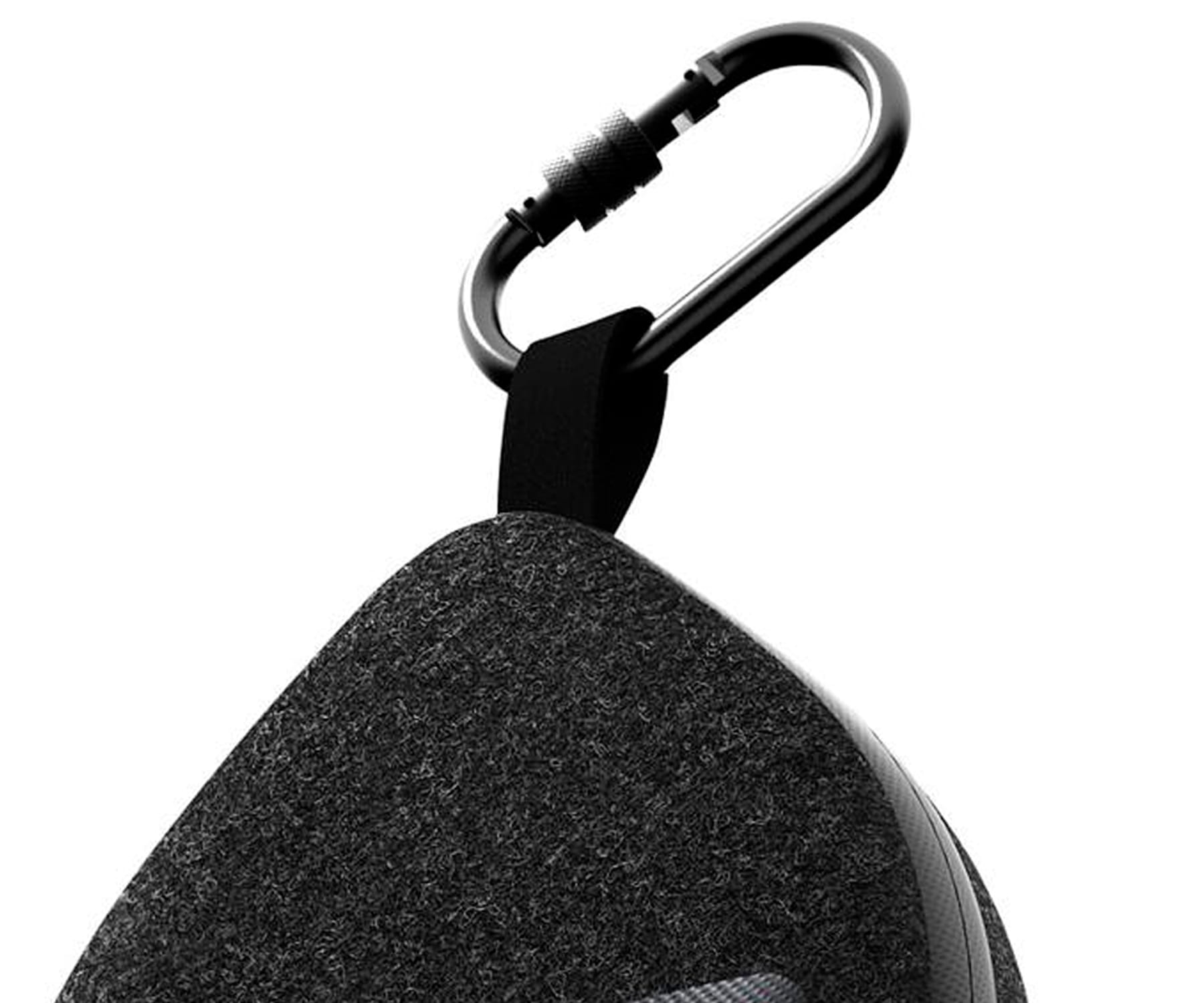 Un mosquetón negro unido a una funda de tela gris oscura.