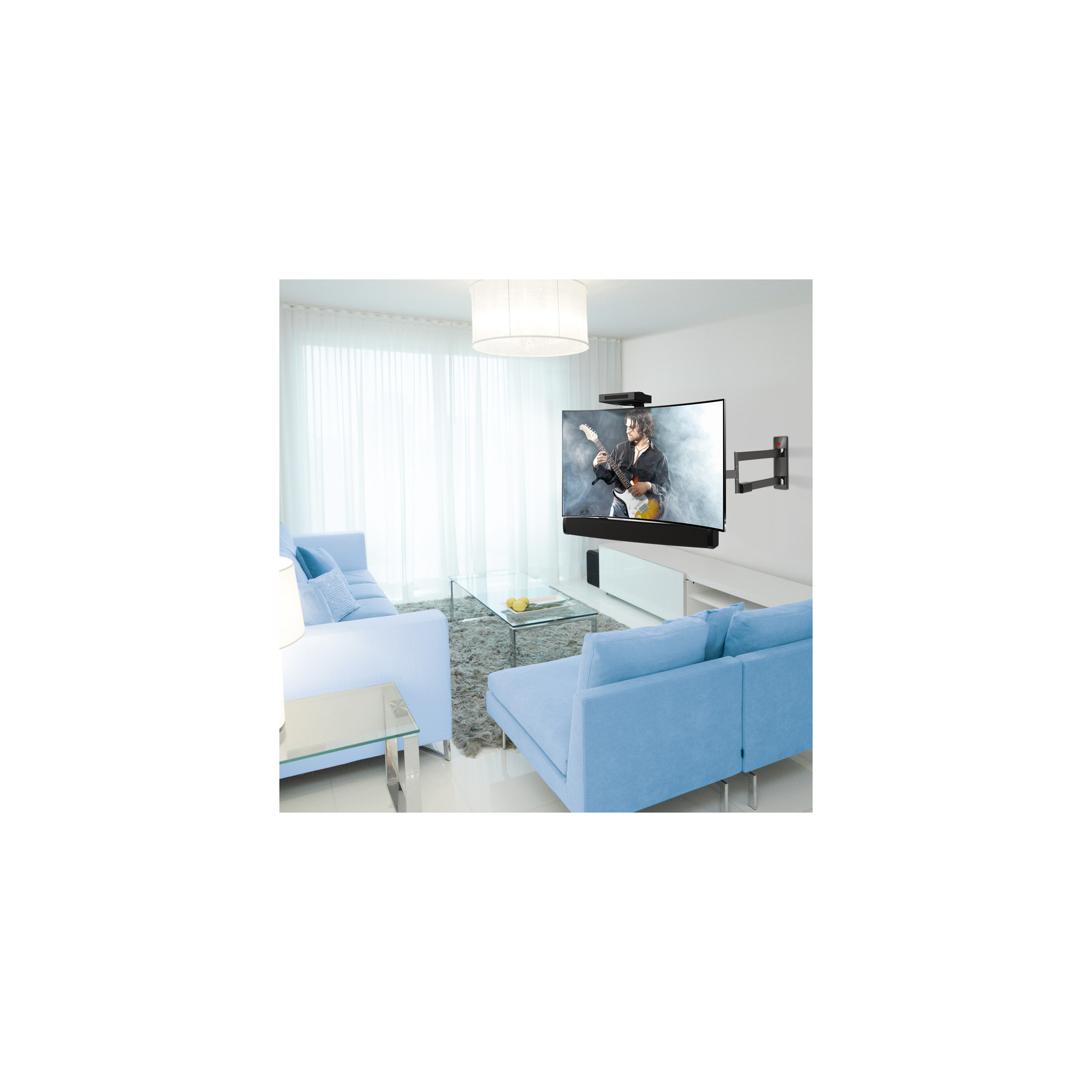 Woonkamer met tv aan de muur, banken en glazen tafel.