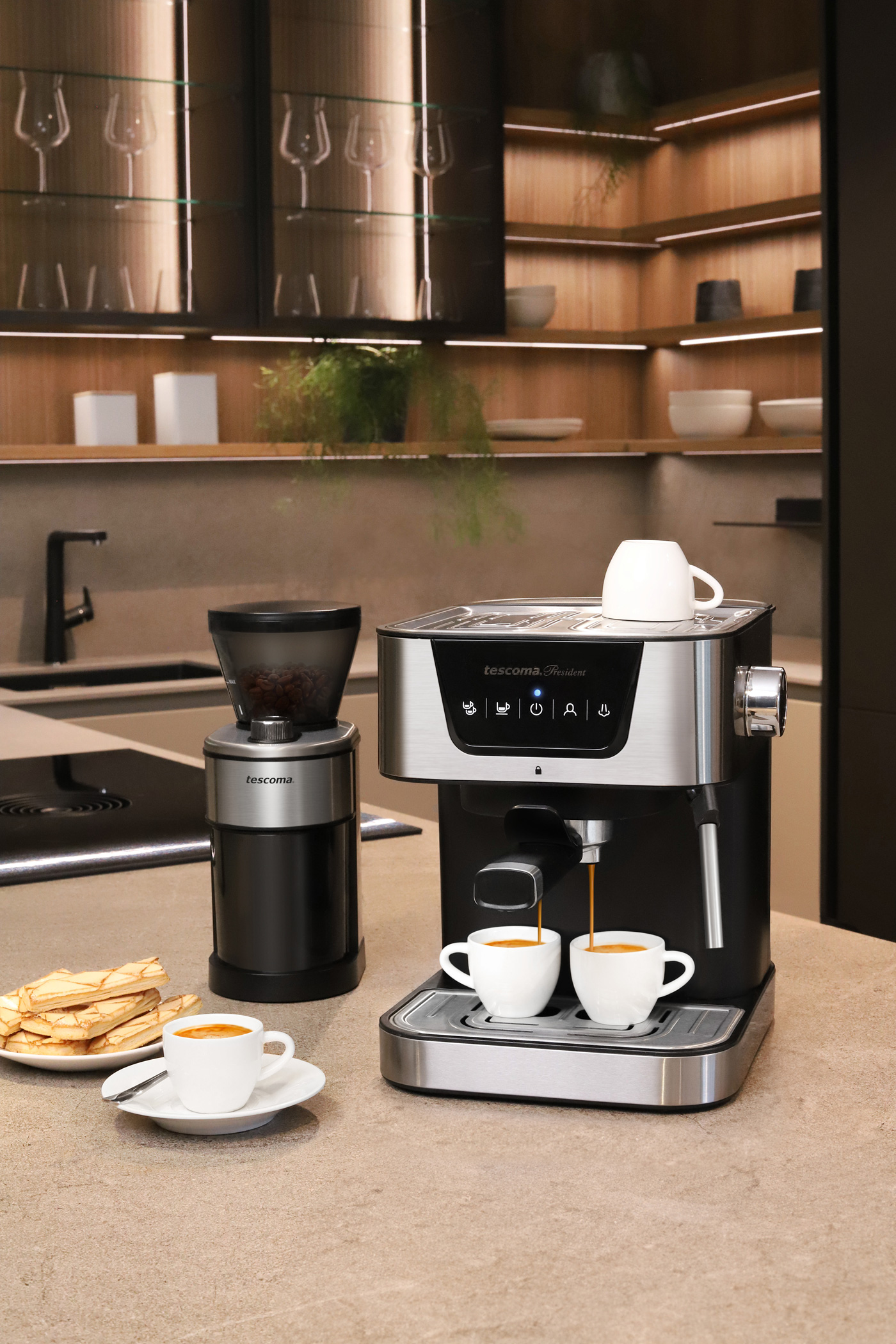 Espressomaschine und Kaffeemühle auf einer Küchenzeile mit Kaffeetassen und Essen.