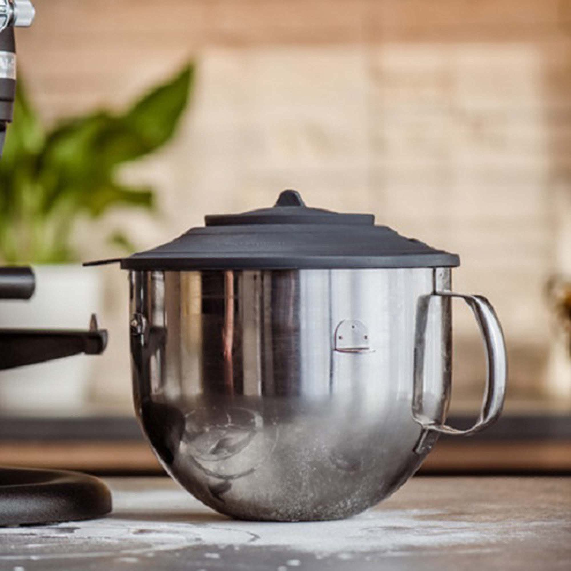 Eine KitchenAid-Rührschüssel aus Edelstahl mit einem schwarzen Silikondeckel.
