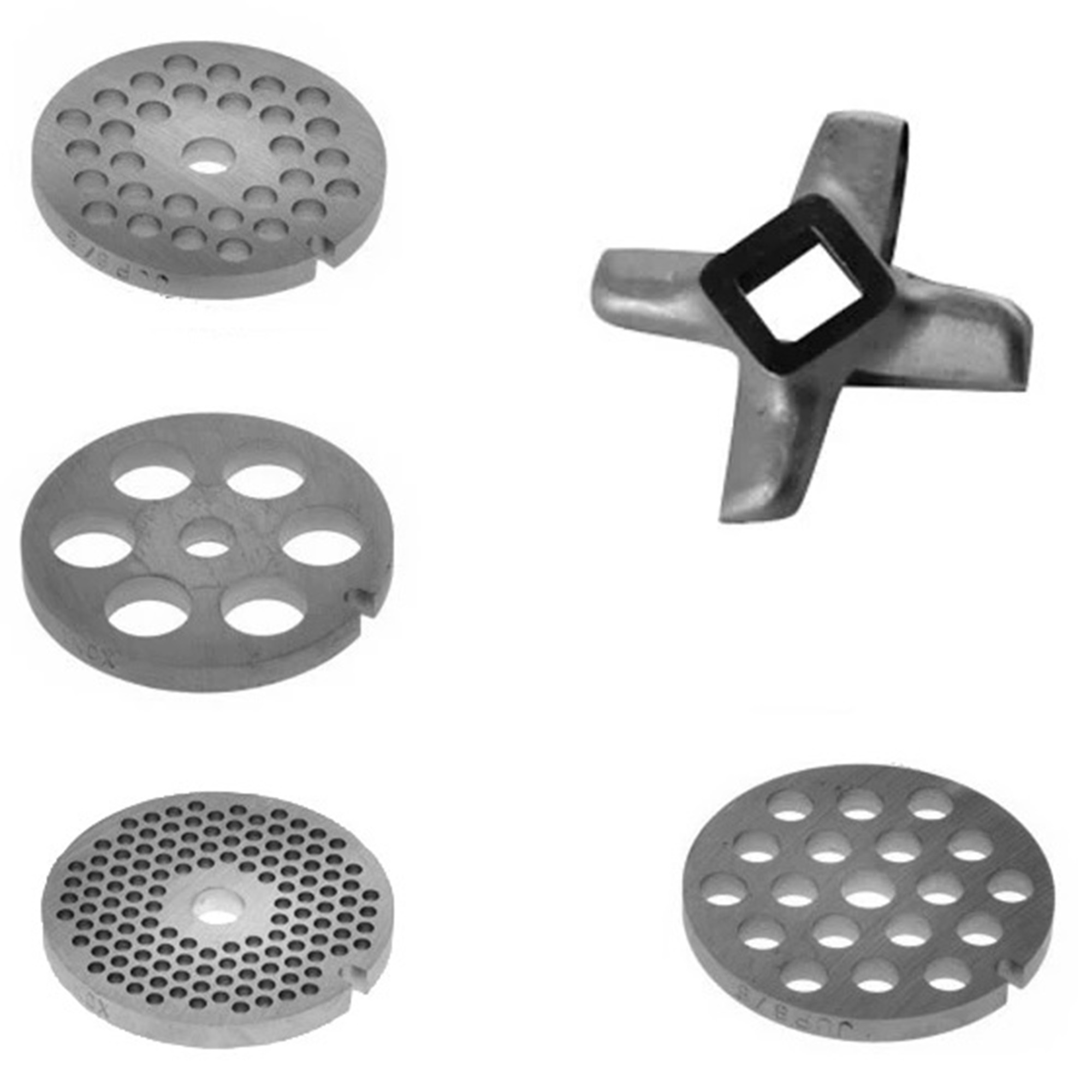Fünf Metall-Mahlwerksteile: drei Platten mit Löchern und ein kreuzförmiges Messer.