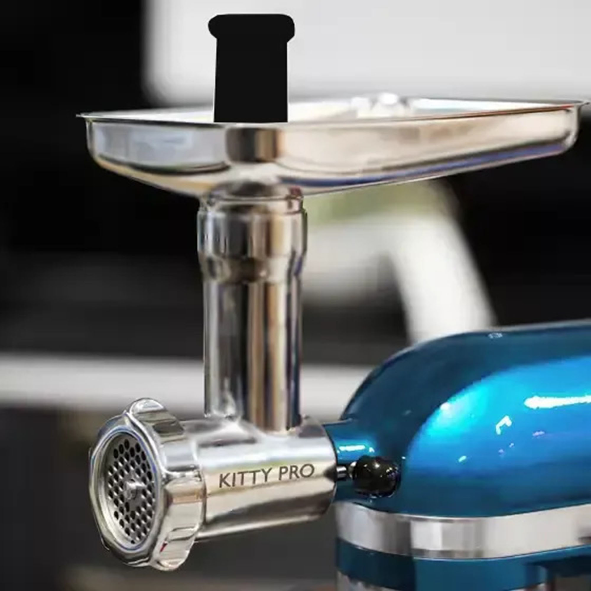Ein Küchenmixer mit Fleischwolf-Aufsatz. Der Mixer ist blau.