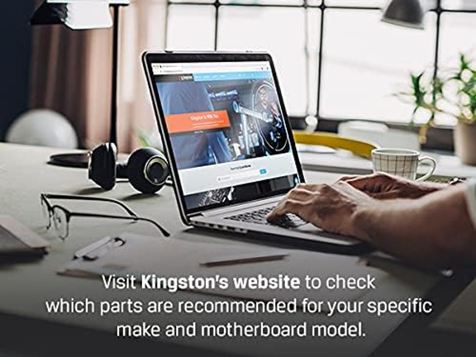 Osoba korzystająca z laptopa, strona internetowa Kingston, biurko ze słuchawkami i okularami.