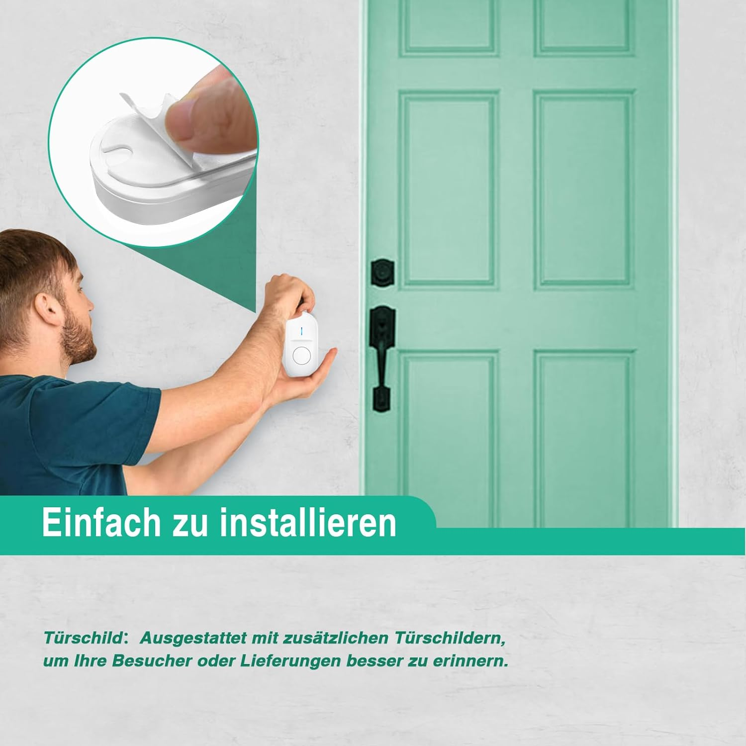 Ein Mann installiert eine Türklingel, zieht einen Aufkleber ab, mit grüner Tür im Hintergrund.