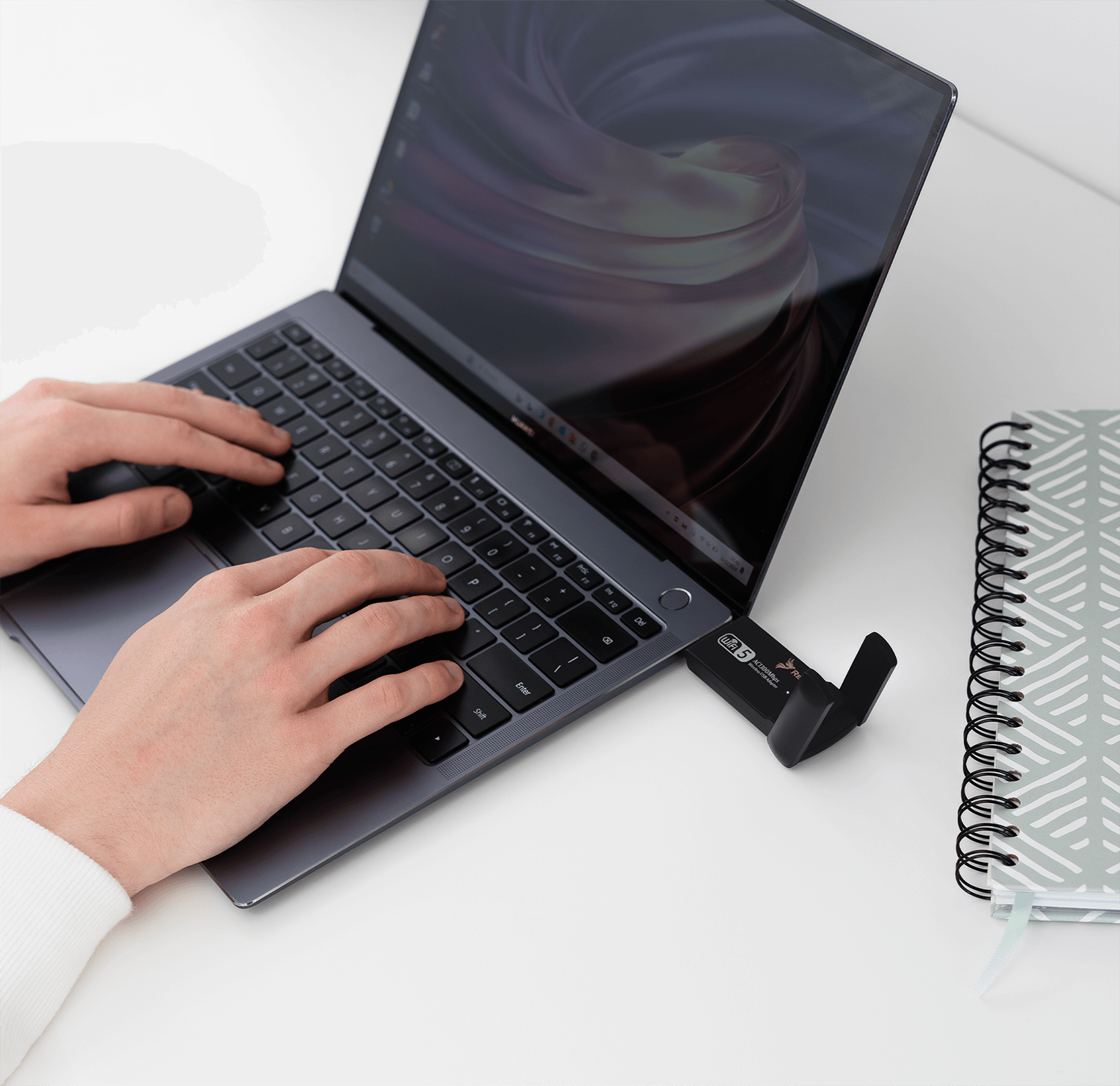 Tył srebrnego monitora komputera z portami, podstawą i logo HP.