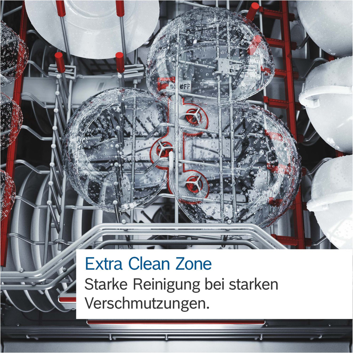 In einer Spülmaschine mit sauberem Geschirr. Es gibt Glasschalen und Teller mit Wassertropfen.