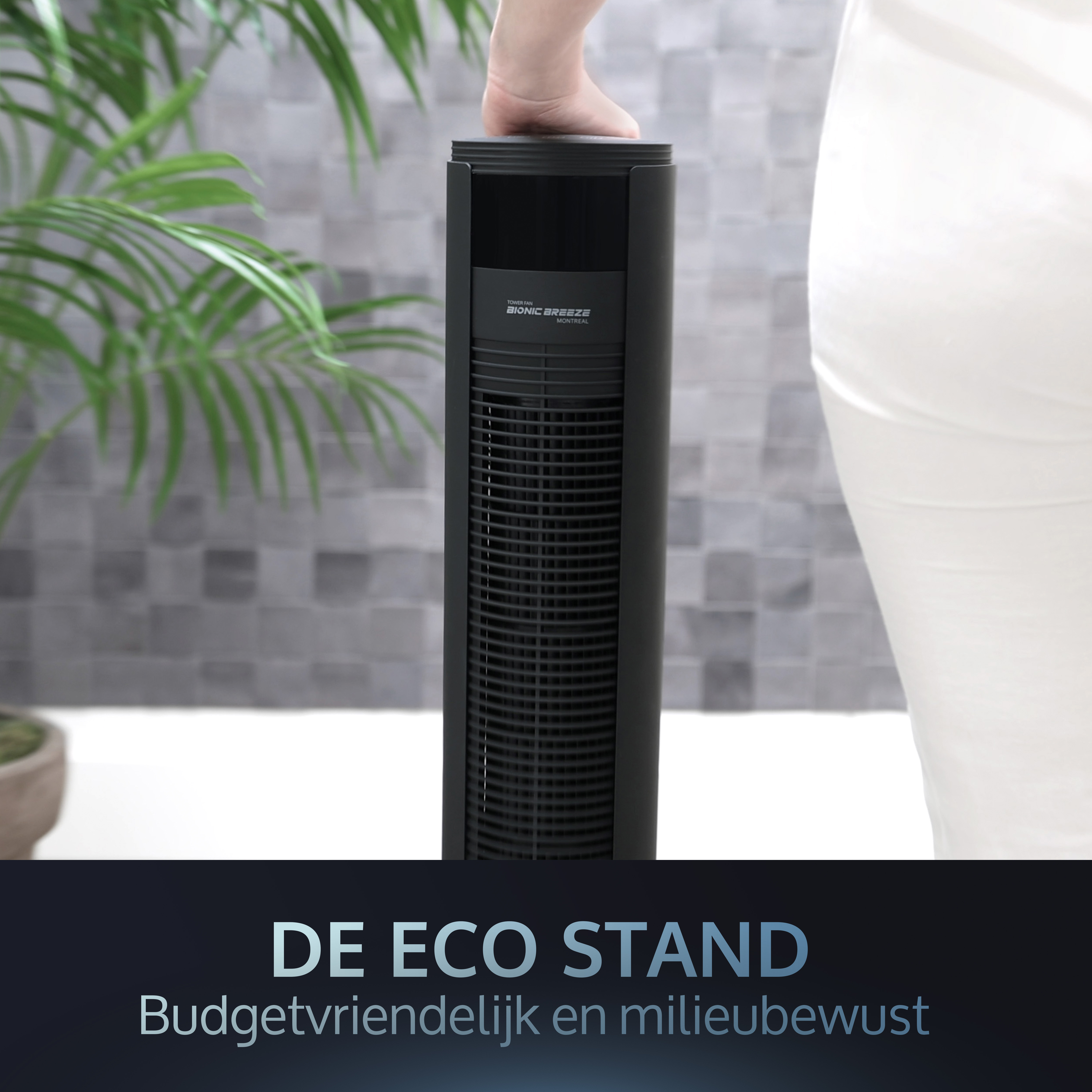 Eine schwarze Klimaanlage wird von einer Person gehalten. Grüne Pflanze im Hintergrund. Text: DE ECO STAND.