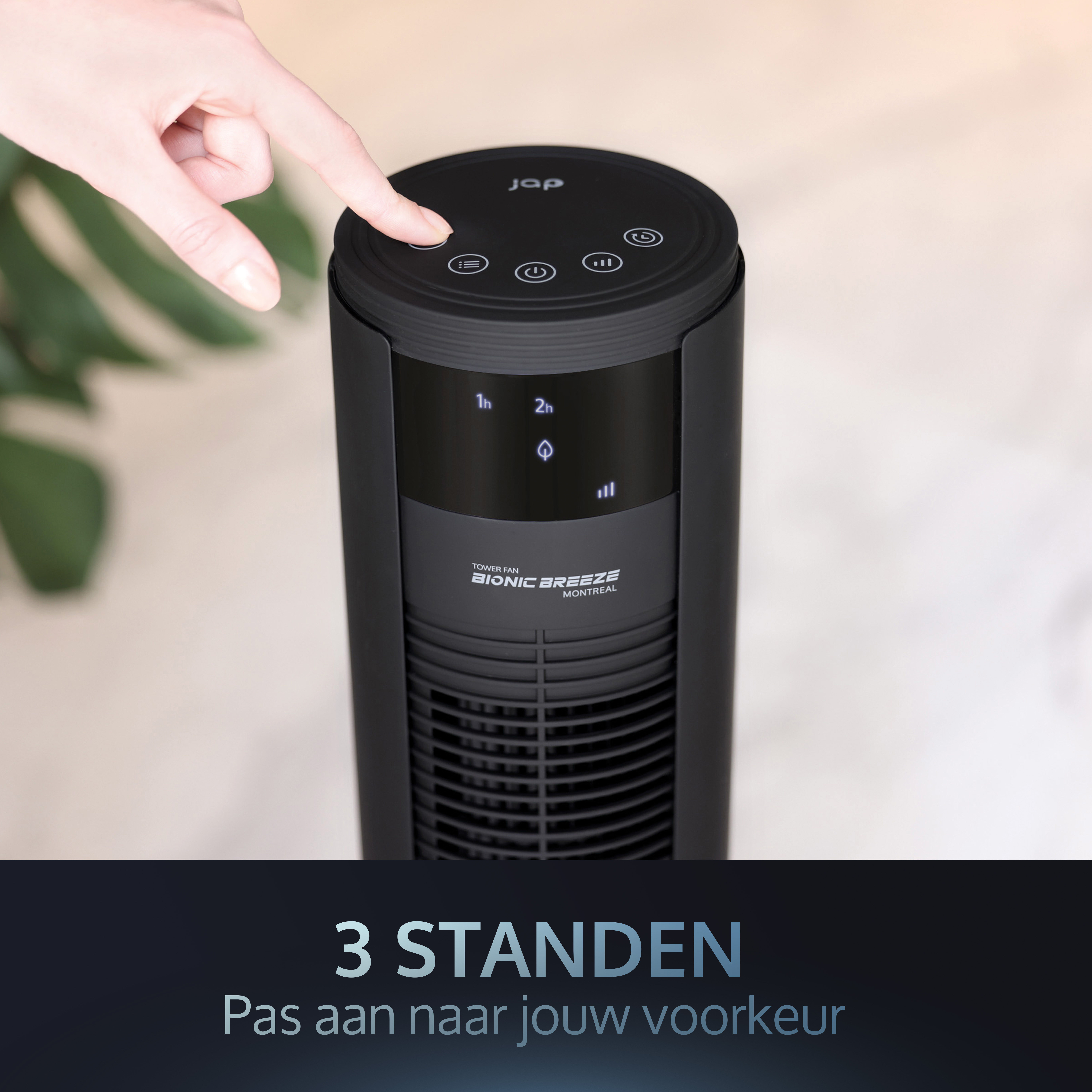 Schwarzer Turmventilator mit Bedienfeld und einem Finger, der einen Knopf drückt. Schwarzer Hintergrund.