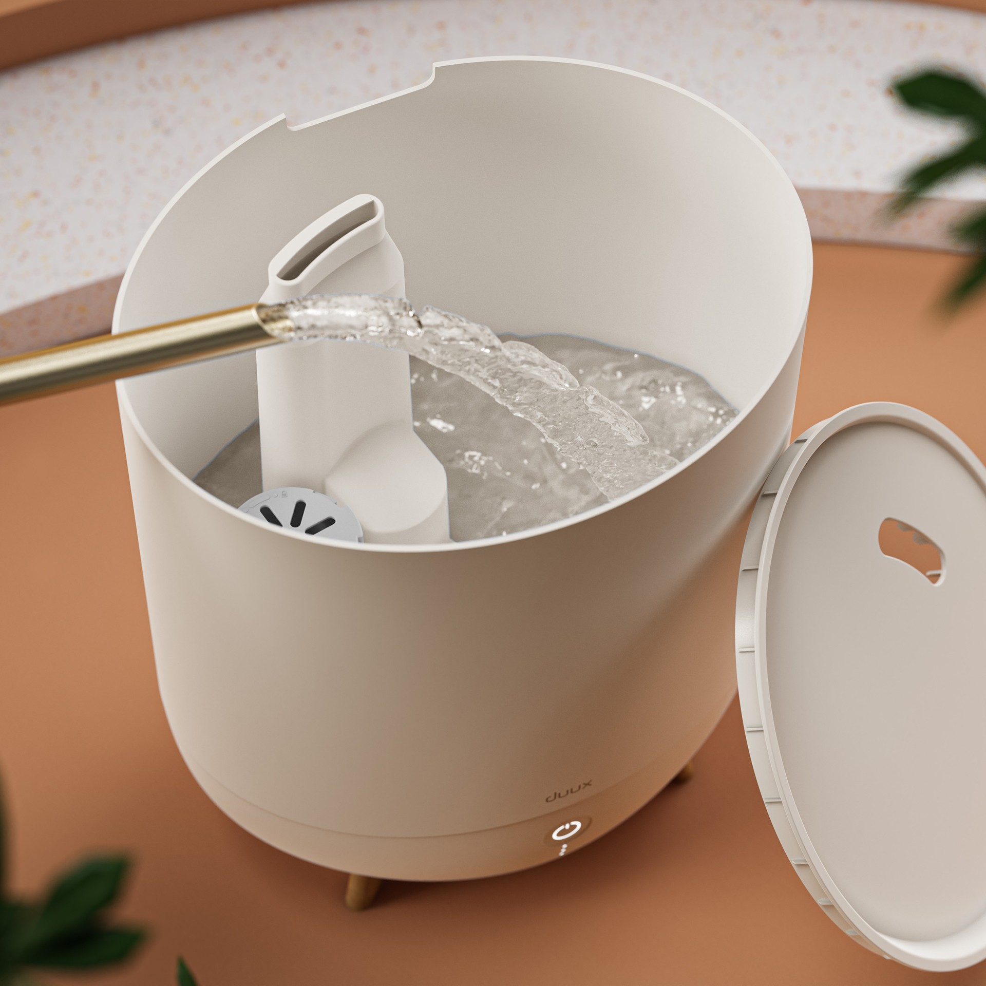 Water wordt in een witte, open container gegoten. Er zit een kleine, witte tuit aan de zijkant.
