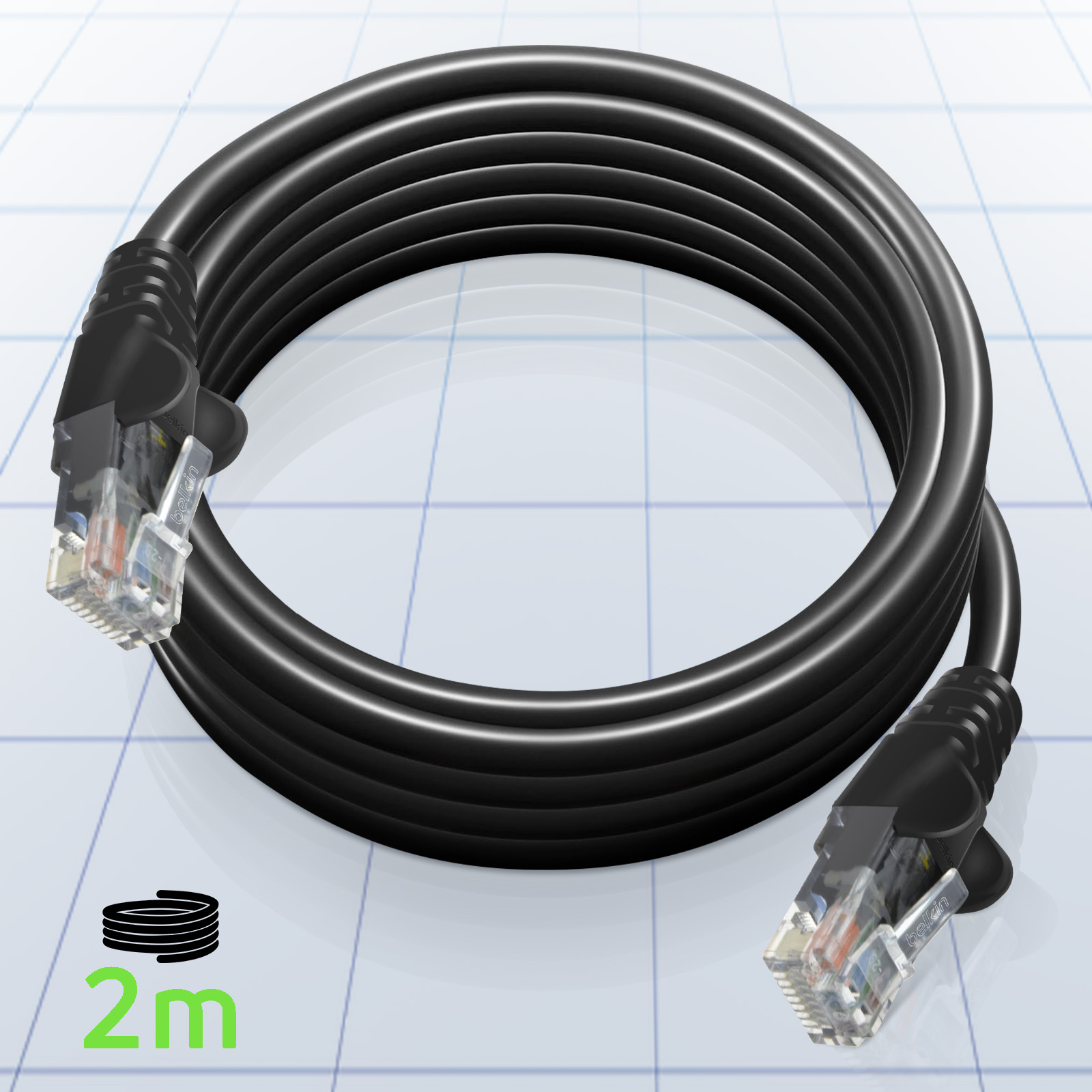 Cavo Ethernet nero arrotolato, con connettori a entrambe le estremità, su sfondo a griglia bianco e azzurro.