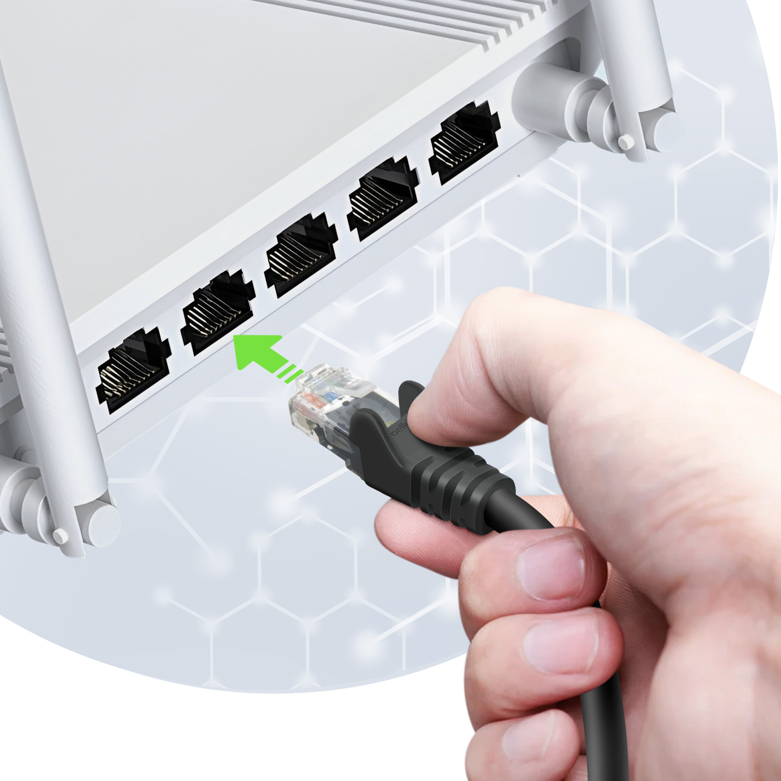 Una mano che collega un cavo ethernet nero a un router bianco.