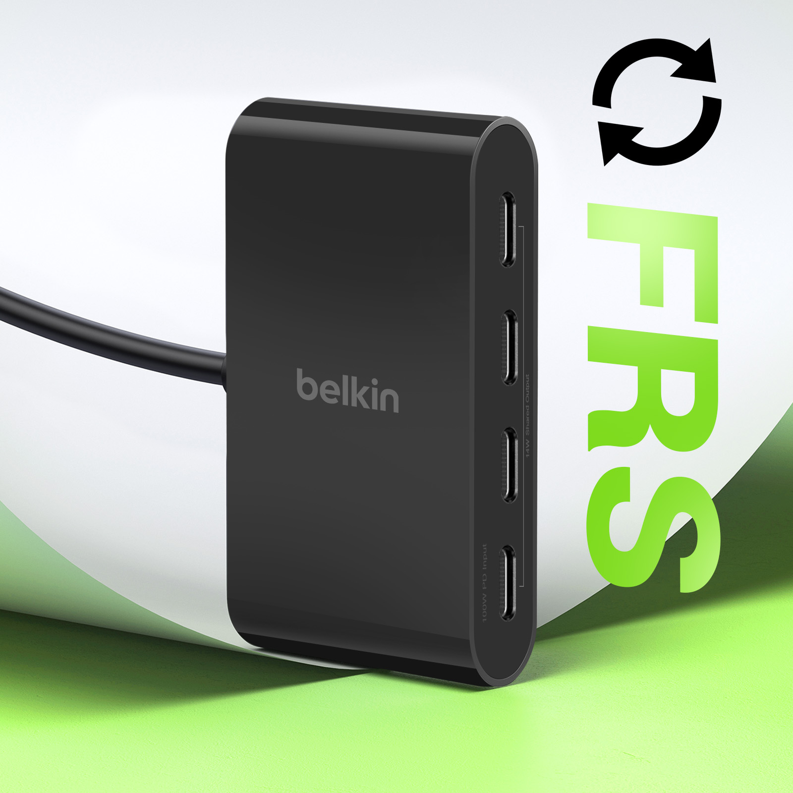Hub USB-C Belkin nero. Logo FRS, cavo nero. Sfondo bianco con gradiente verde e bianco.