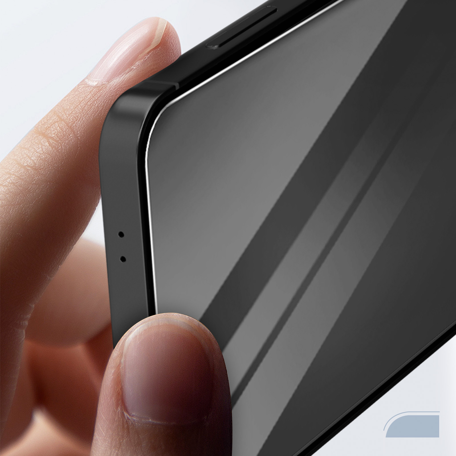 Una mano sostiene un teléfono inteligente negro. Los dedos tocan la pantalla. La luz se refleja en la superficie.