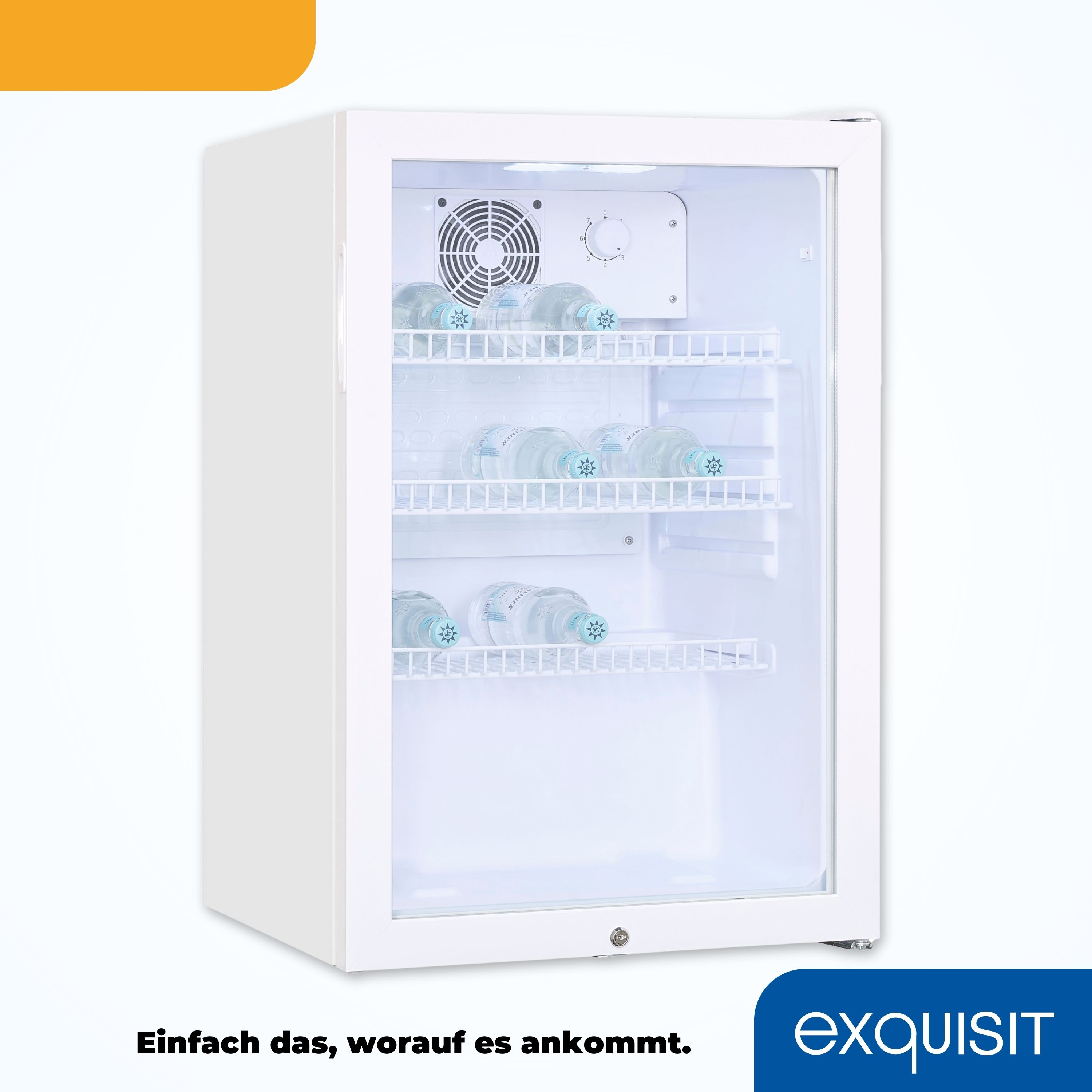 Weißer Mini-Kühlschrank mit Glastür, die Wasserflaschen zeigt. Oben ein orangefarbenes Banner.
