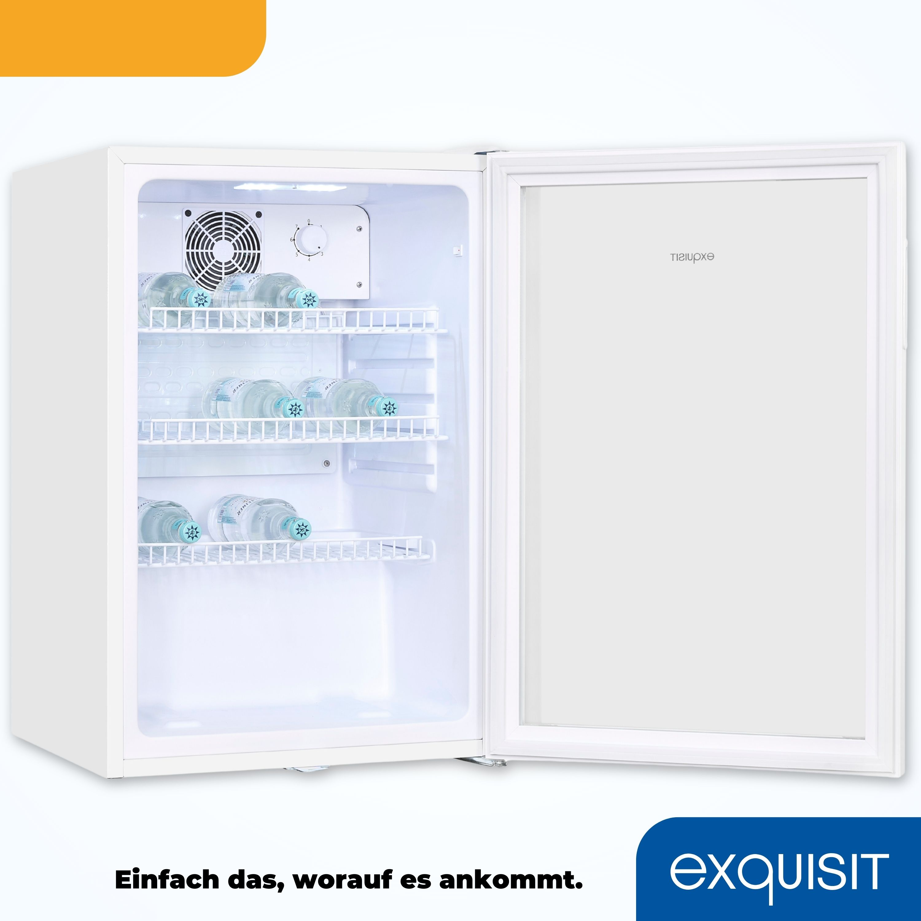 Weißer Kühlschrank mit offener Tür, Flaschen innen. Orange und blaue Akzente.