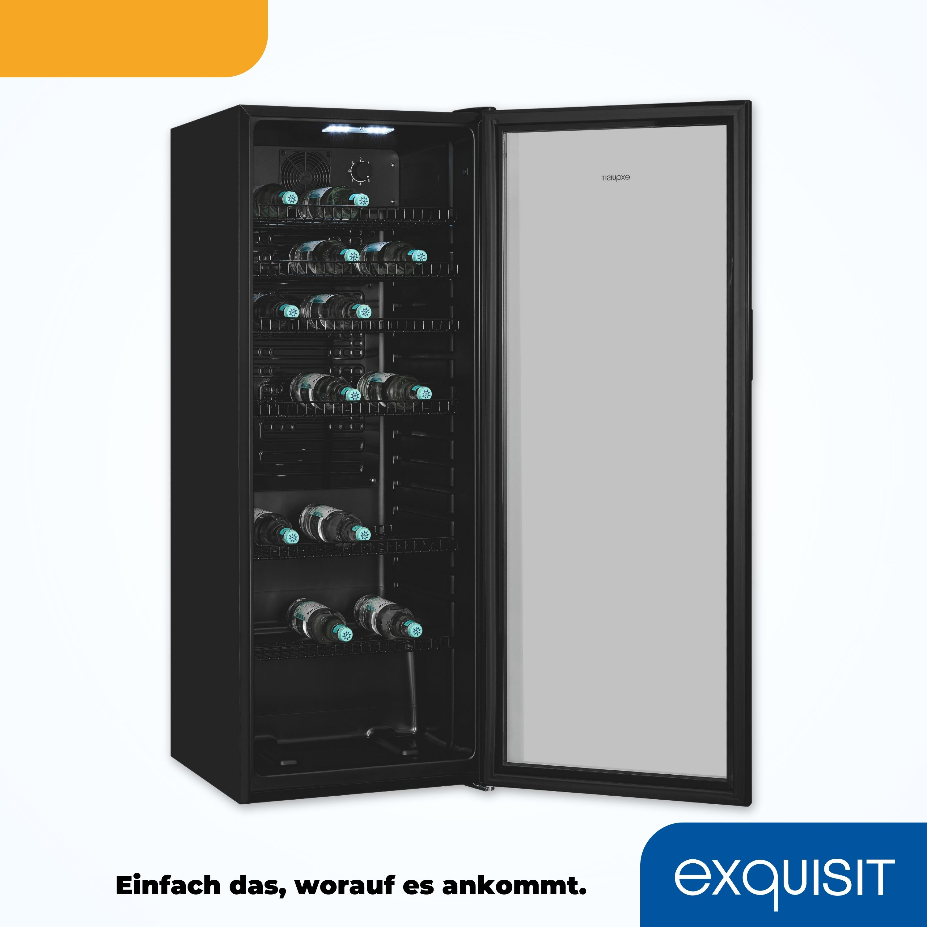 Schwarzer Weinkühler mit offener Tür, die Weinflaschen auf Regalen zeigt. Der Hintergrund ist weiß.