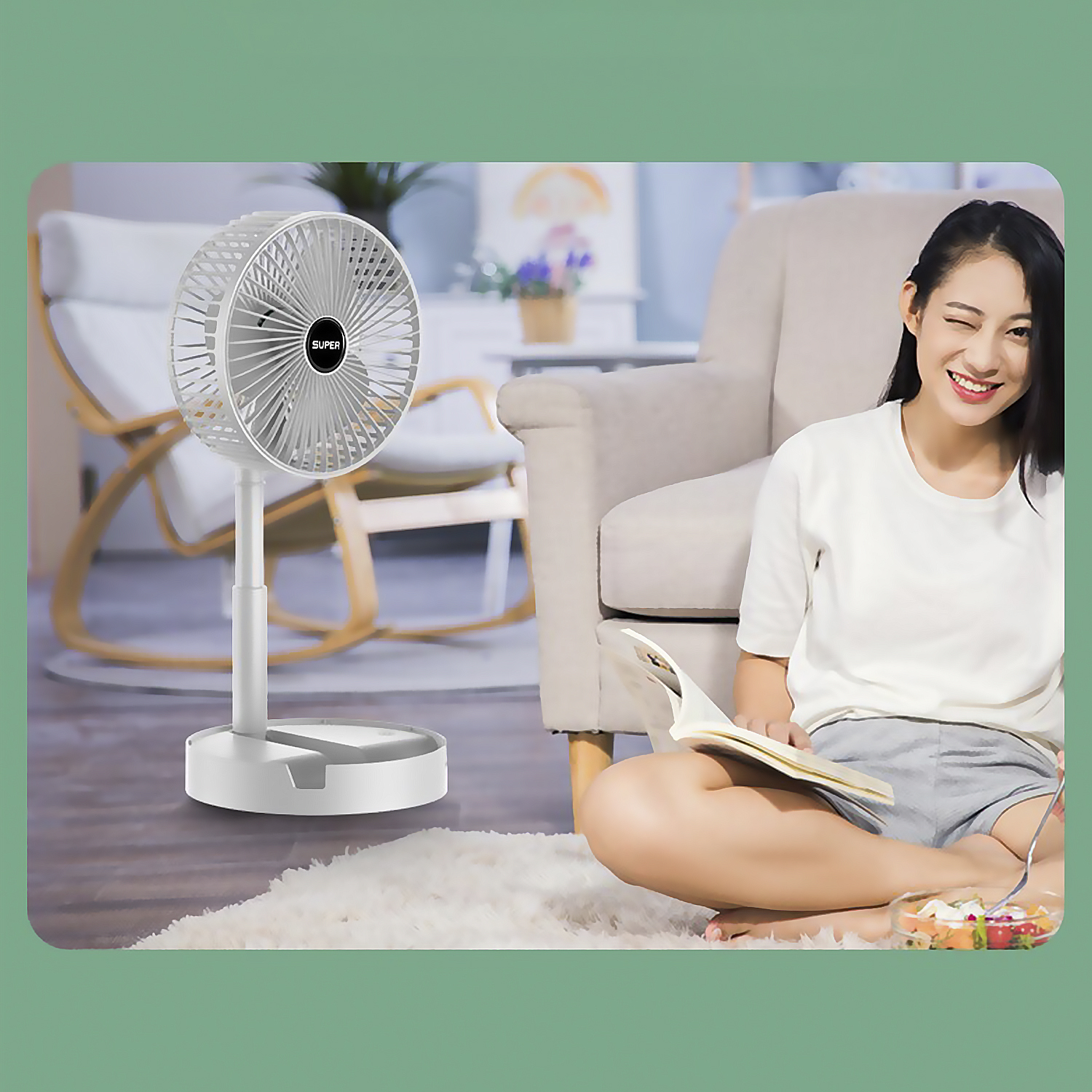 Una mujer está sentada en una habitación con un ventilador. Está leyendo un libro y sonriendo.