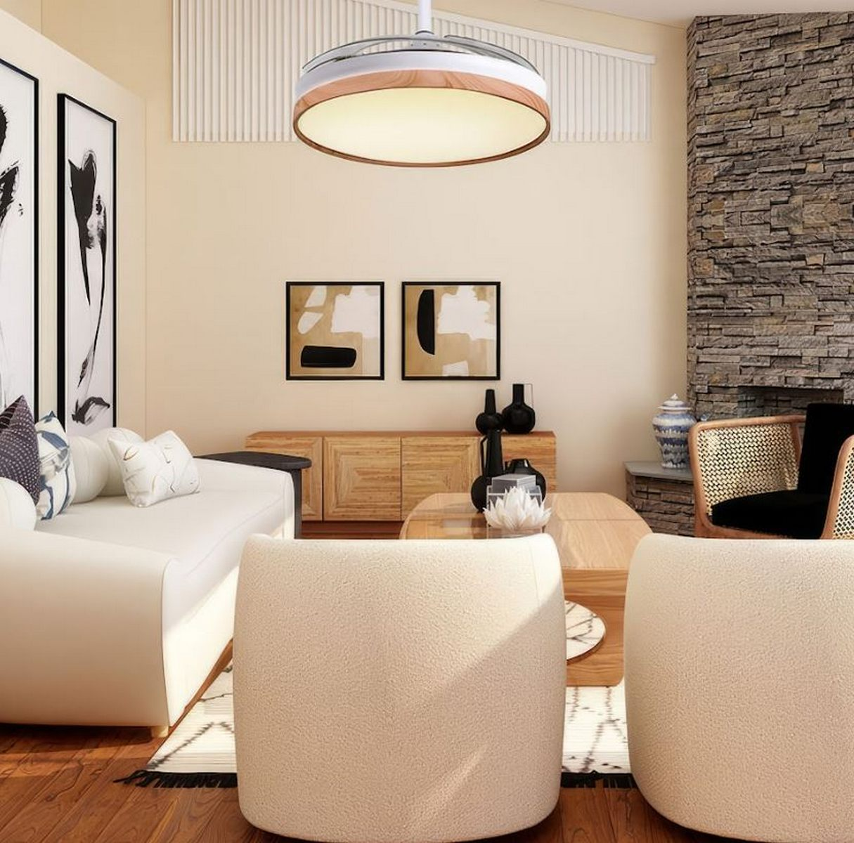Salón con sofás blancos, dos sillas, arte y una mesa de centro de madera con ventilador de techo.