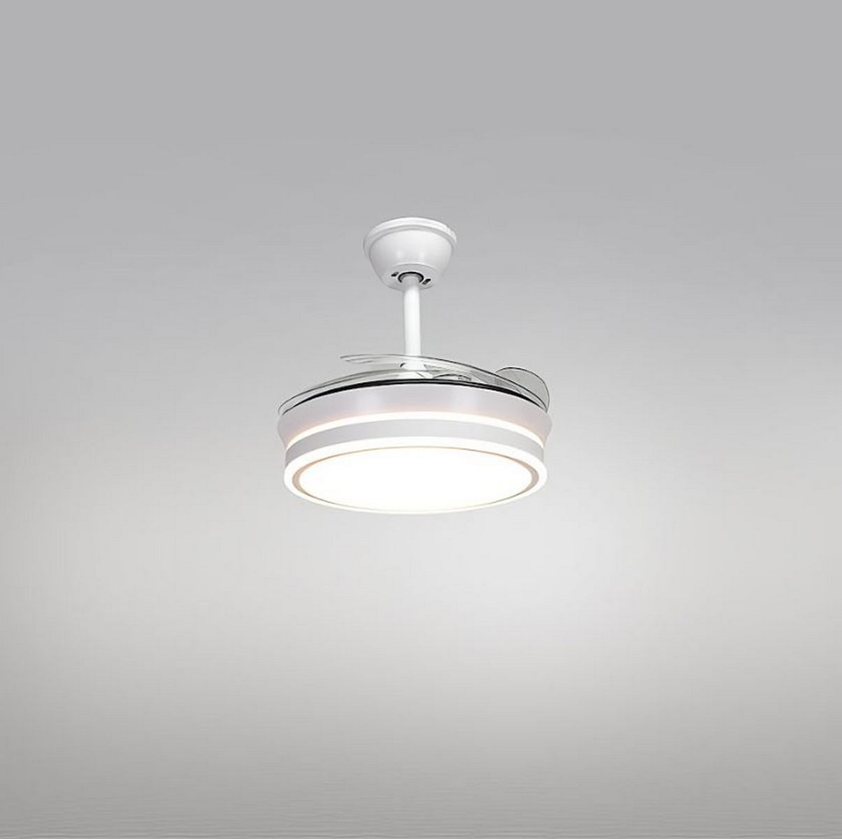 Ventilador de techo blanco con luz, colgando del techo, con un fondo blanco simple.