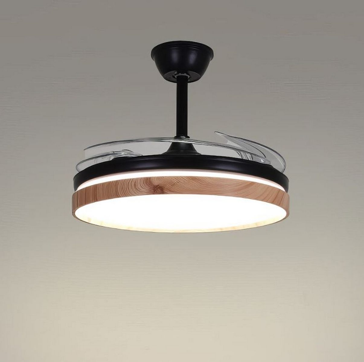 Ventilador de techo con motor negro, detalles de madera y aspas transparentes, iluminado con luz blanca.