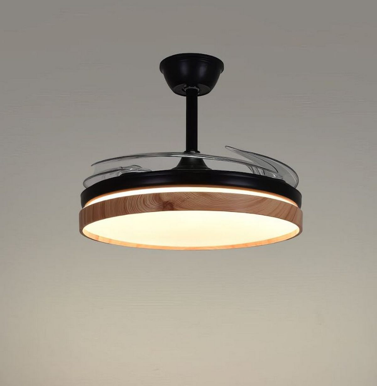 Un ventilador de techo negro con aspas de madera y transparentes. El ventilador está encendido, emitiendo luz.