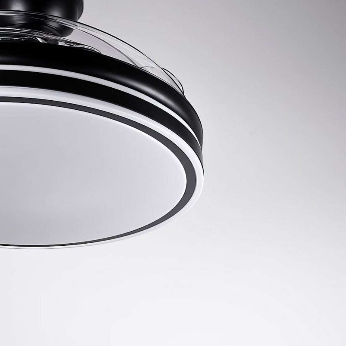 Ventilador de techo con detalles en blanco y negro, con luz brillante y fondo blanco.