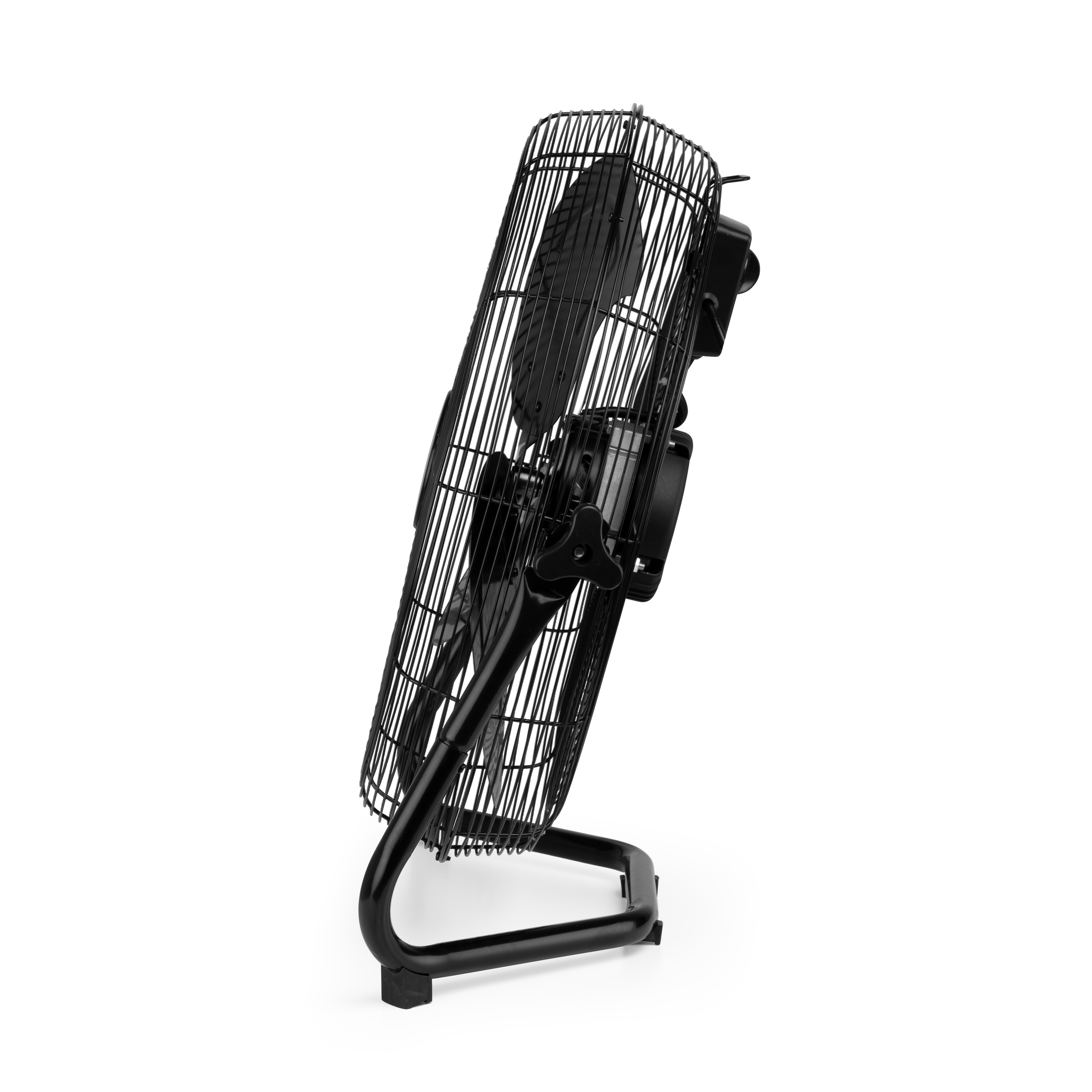 Ventilador negro con aspas curvas sobre un soporte, ligeramente inclinado. Fondo blanco, vista lateral.