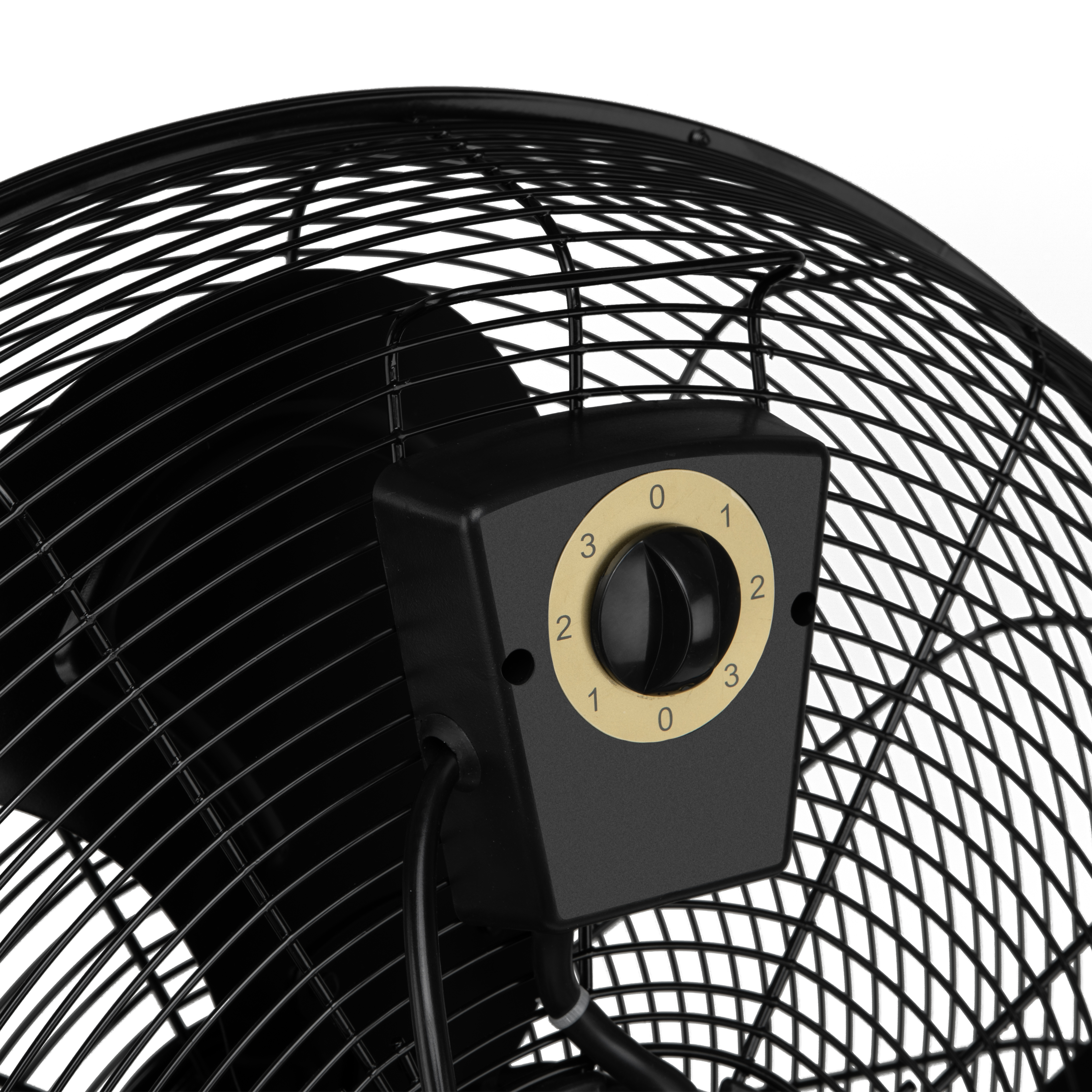 Primer plano del panel de control de un ventilador industrial negro. Tiene un dial de velocidad.