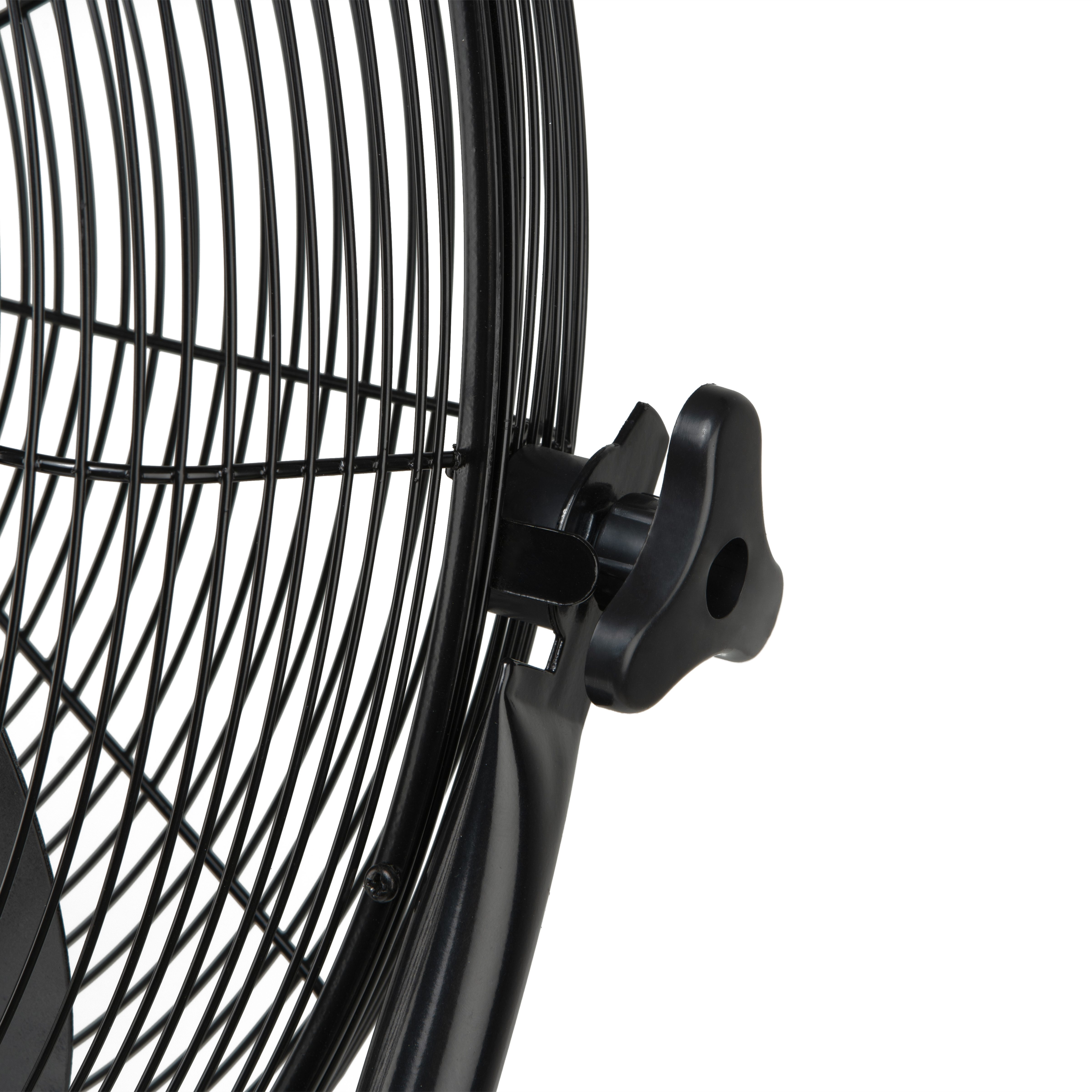 Ventilador negro con aspas, primer plano de la perilla de ajuste y el marco del ventilador.