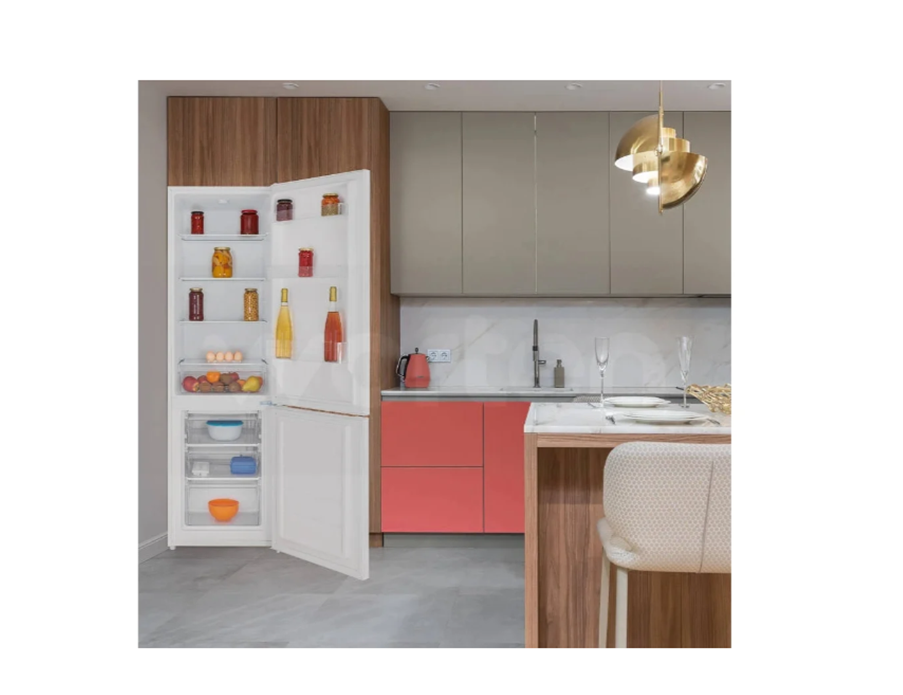 Cocina con nevera abierta llena de comida. Gabinetes rojos, gabinetes superiores de madera. Lámpara dorada.