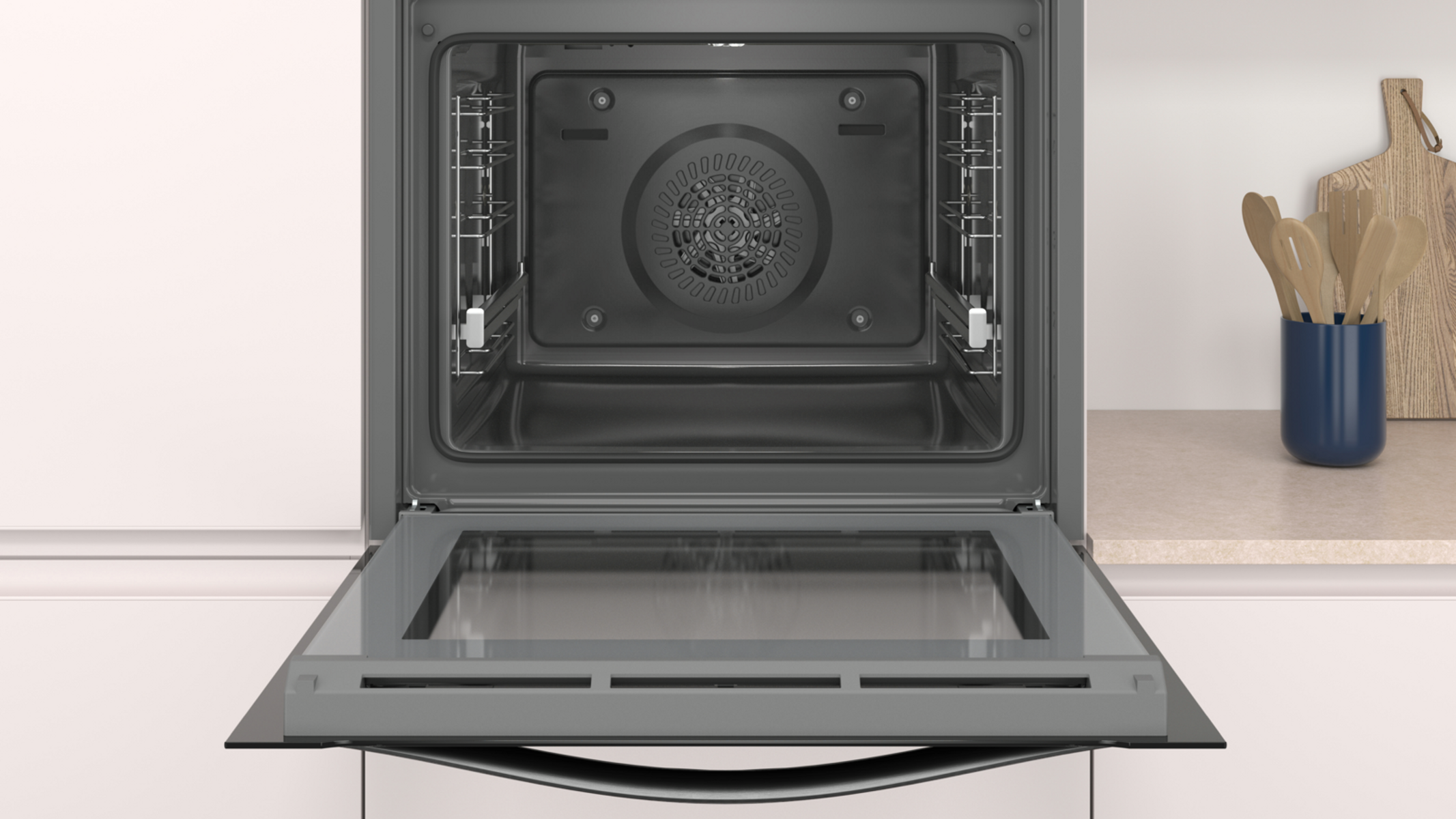 Interior de un horno con puerta abierta, con rejillas y ventilador.